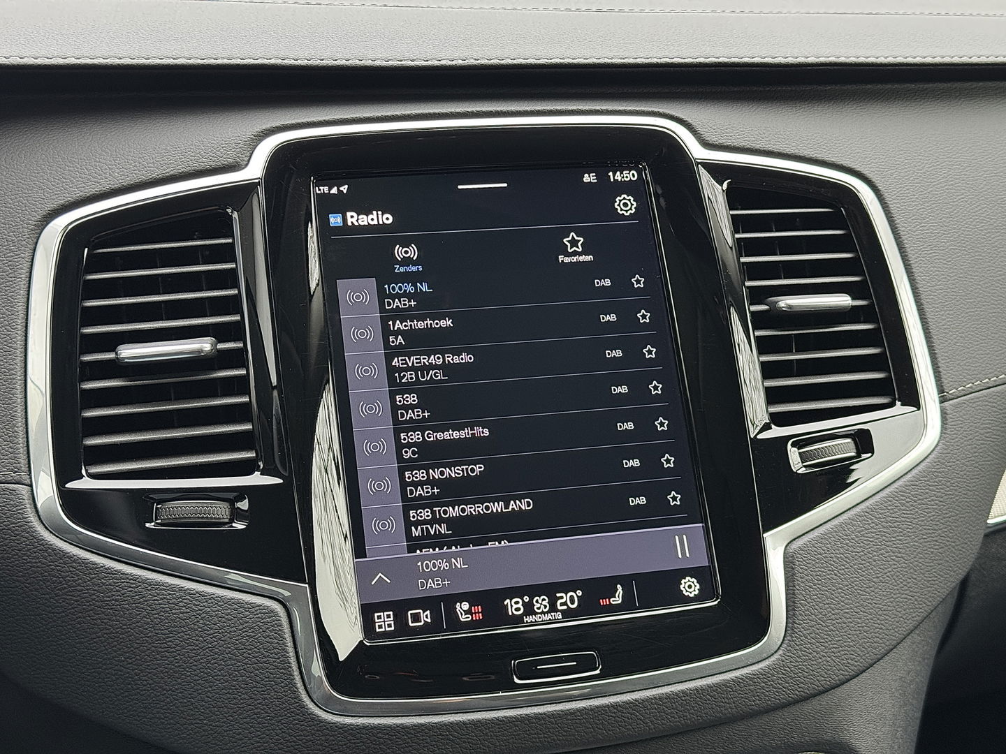 Volvo XC90 2.0 T8 Recharge AWD Plus Dark | 7 Persoons | Harman & Kardon | Apple Carplay | Android Auto | Leder | Stuurwielverwarming | Adaptieve Cruise Control | Lane Assist | DAB | Led |