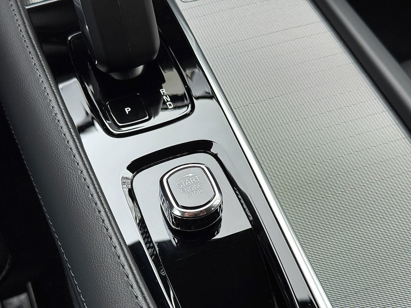 Volvo XC90 2.0 T8 Recharge AWD Plus Dark | 7 Persoons | Harman & Kardon | Apple Carplay | Android Auto | Leder | Stuurwielverwarming | Adaptieve Cruise Control | Lane Assist | DAB | Led |