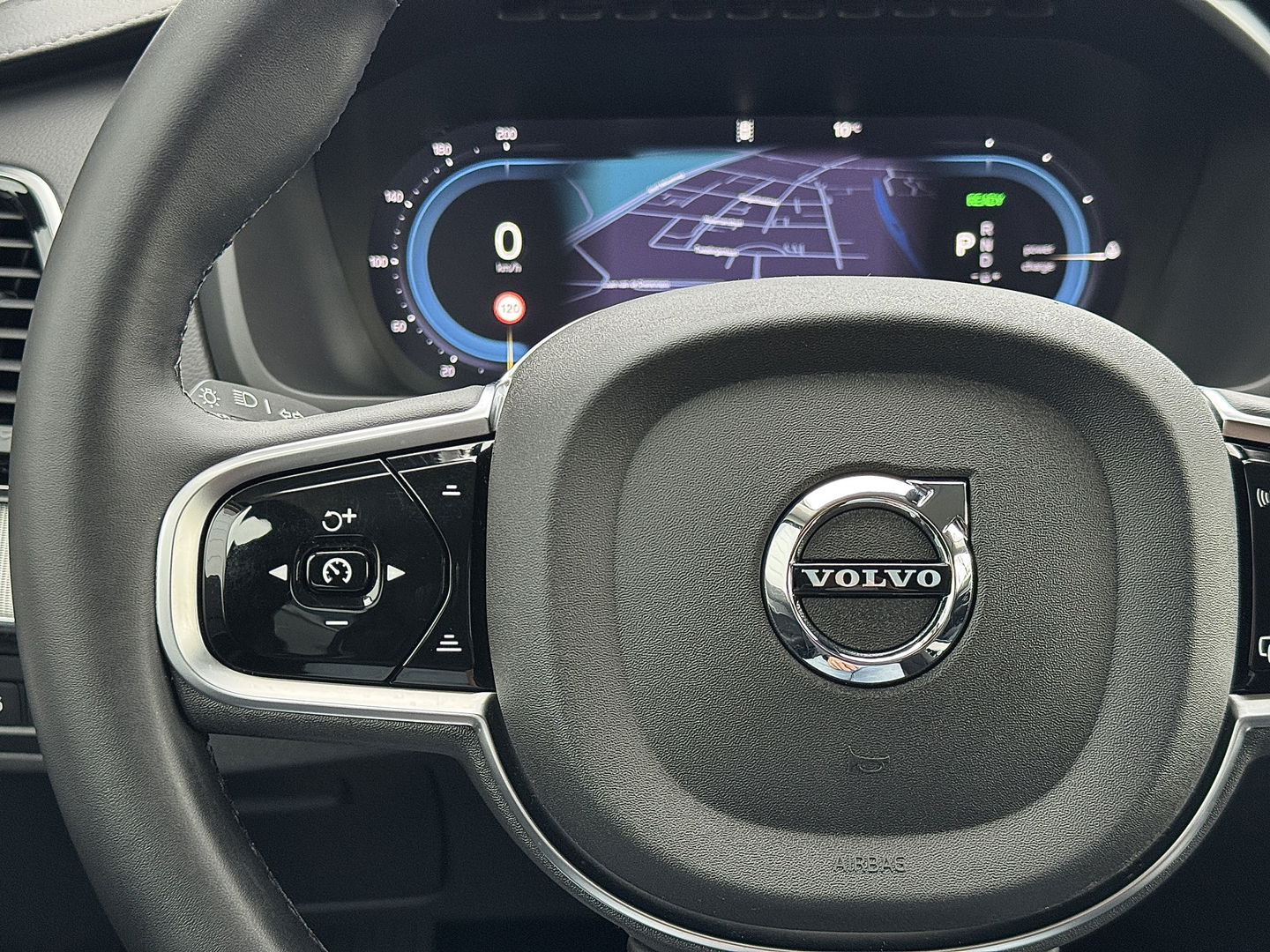 Volvo XC90 2.0 T8 Recharge AWD Plus Dark | 7 Persoons | Harman & Kardon | Apple Carplay | Android Auto | Leder | Stuurwielverwarming | Adaptieve Cruise Control | Lane Assist | DAB | Led |