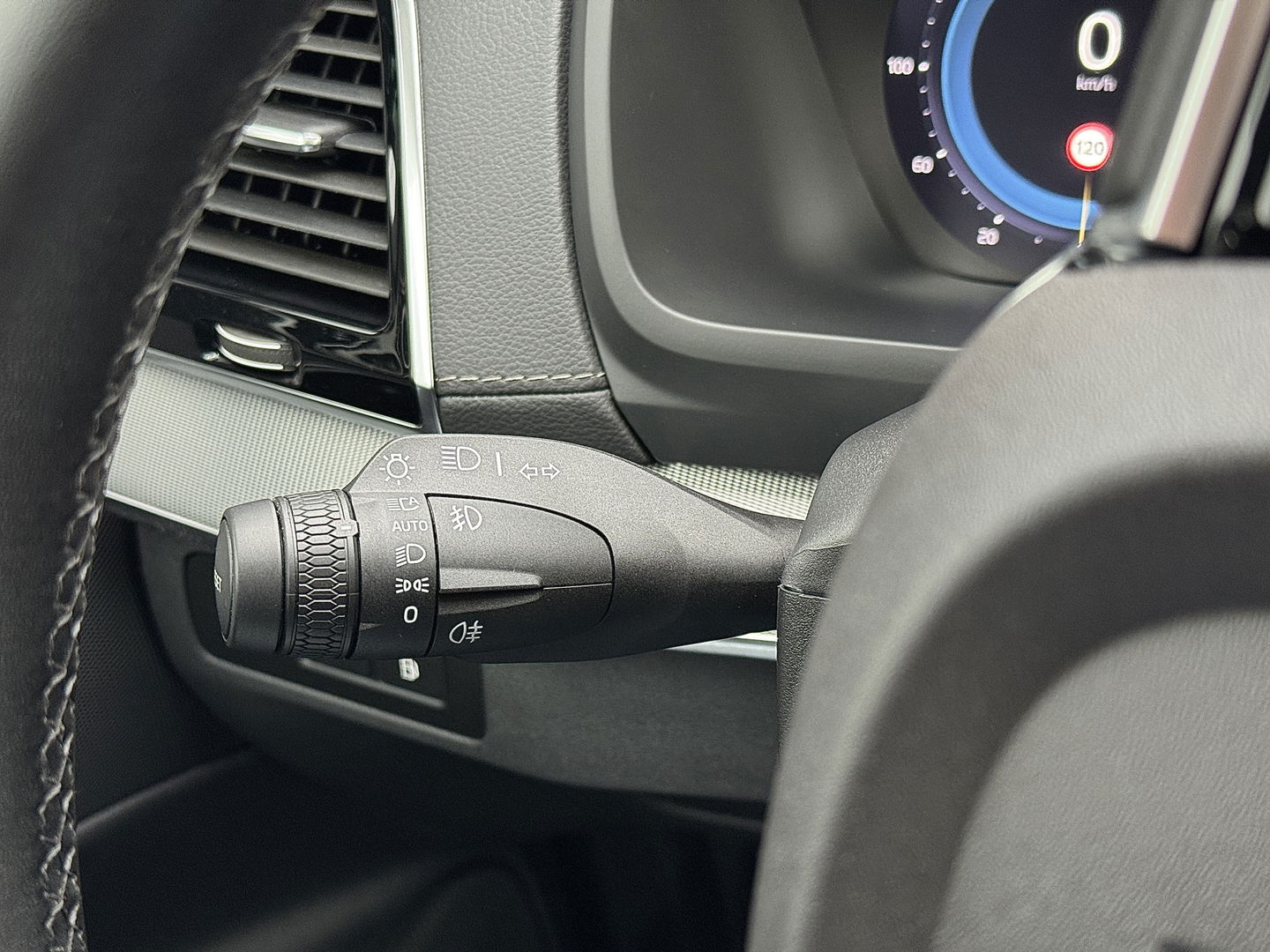 Volvo XC90 2.0 T8 Recharge AWD Plus Dark | 7 Persoons | Harman & Kardon | Apple Carplay | Android Auto | Leder | Stuurwielverwarming | Adaptieve Cruise Control | Lane Assist | DAB | Led |