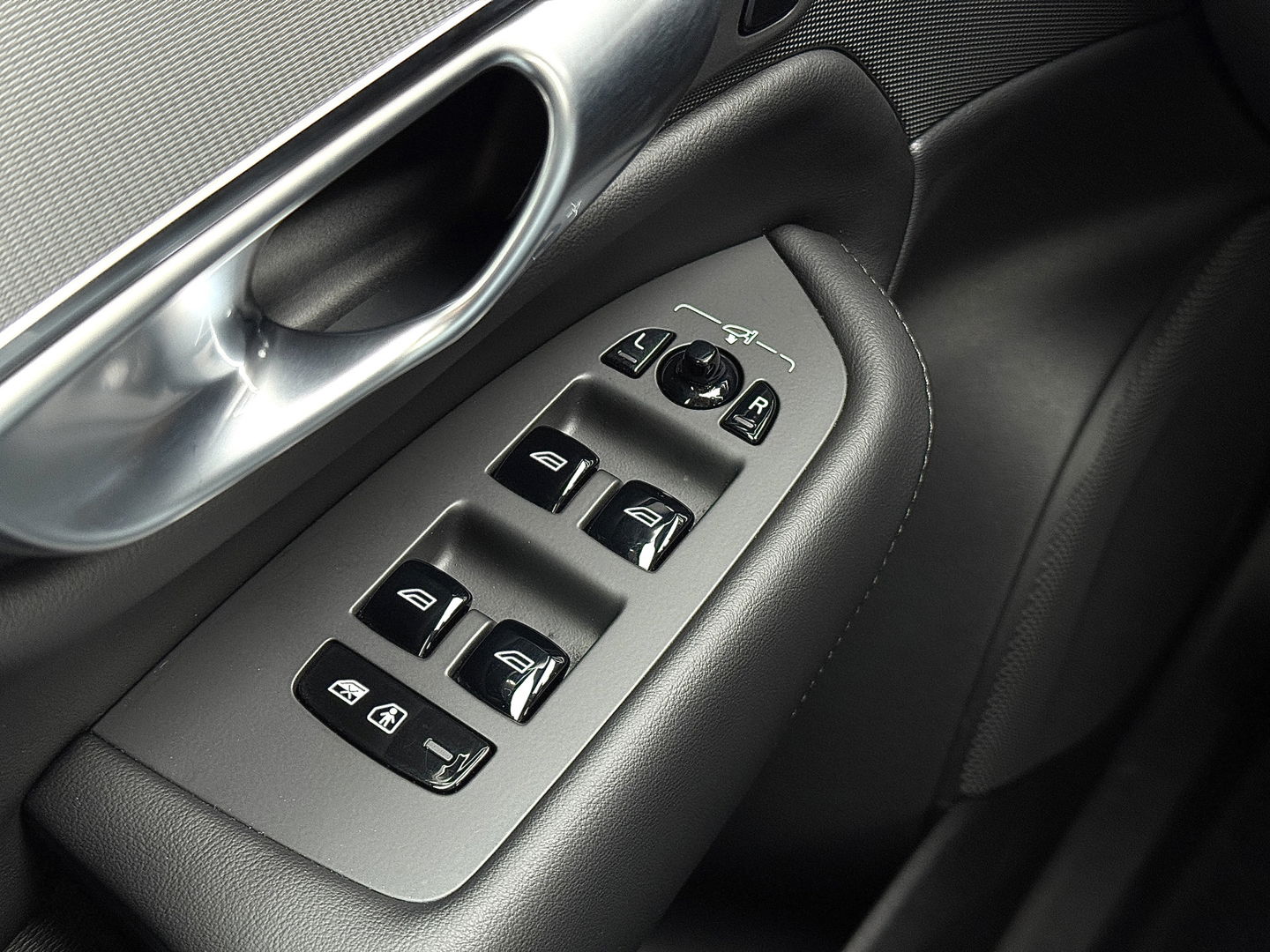 Volvo XC90 2.0 T8 Recharge AWD Plus Dark | 7 Persoons | Harman & Kardon | Apple Carplay | Android Auto | Leder | Stuurwielverwarming | Adaptieve Cruise Control | Lane Assist | DAB | Led |