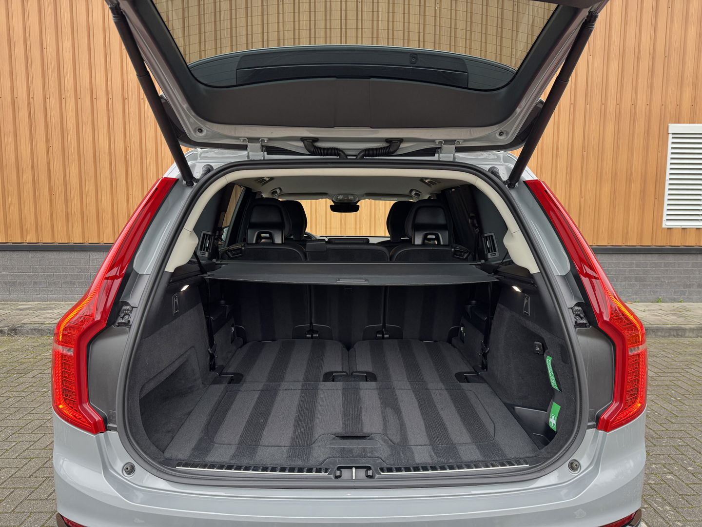 Volvo XC90 2.0 T8 Recharge AWD Plus Dark | 7 Persoons | Harman & Kardon | Apple Carplay | Android Auto | Leder | Stuurwielverwarming | Adaptieve Cruise Control | Lane Assist | DAB | Led |