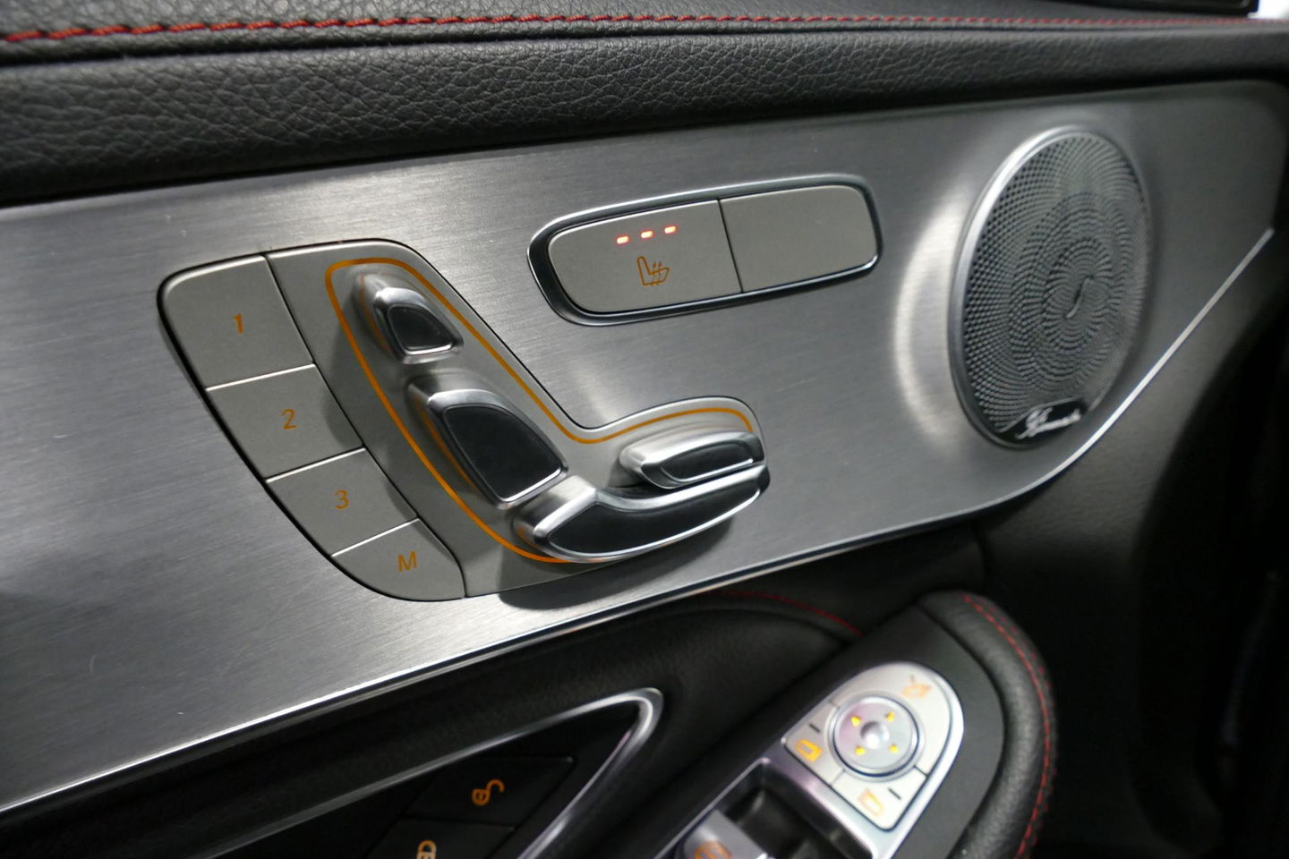 Mercedes-Benz C-Klasse 180 AMG Line / Orig. Nederlands / C63s AMG Diffuser / Panamericana Grille / Carbon interieurdelen / Burmester Surround Sound / Elektr. verstelbare voorstoelen + memory / Ambienteverlichting / Stoelverwarming / Apple Carplay - Android Auto / 20'' LMV / Ach