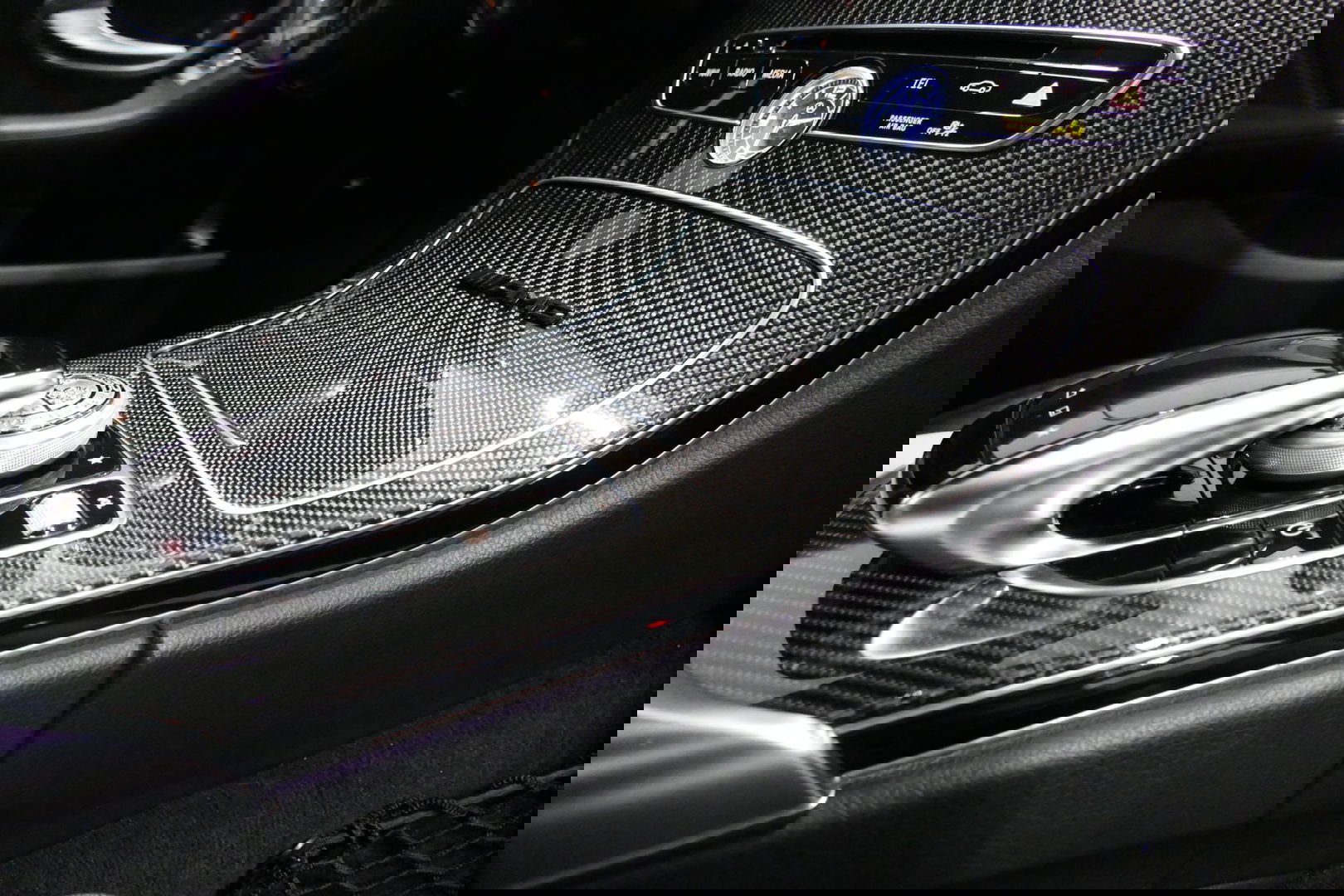 Mercedes-Benz C-Klasse 180 AMG Line / Orig. Nederlands / C63s AMG Diffuser / Panamericana Grille / Carbon interieurdelen / Burmester Surround Sound / Elektr. verstelbare voorstoelen + memory / Ambienteverlichting / Stoelverwarming / Apple Carplay - Android Auto / 20'' LMV / Ach