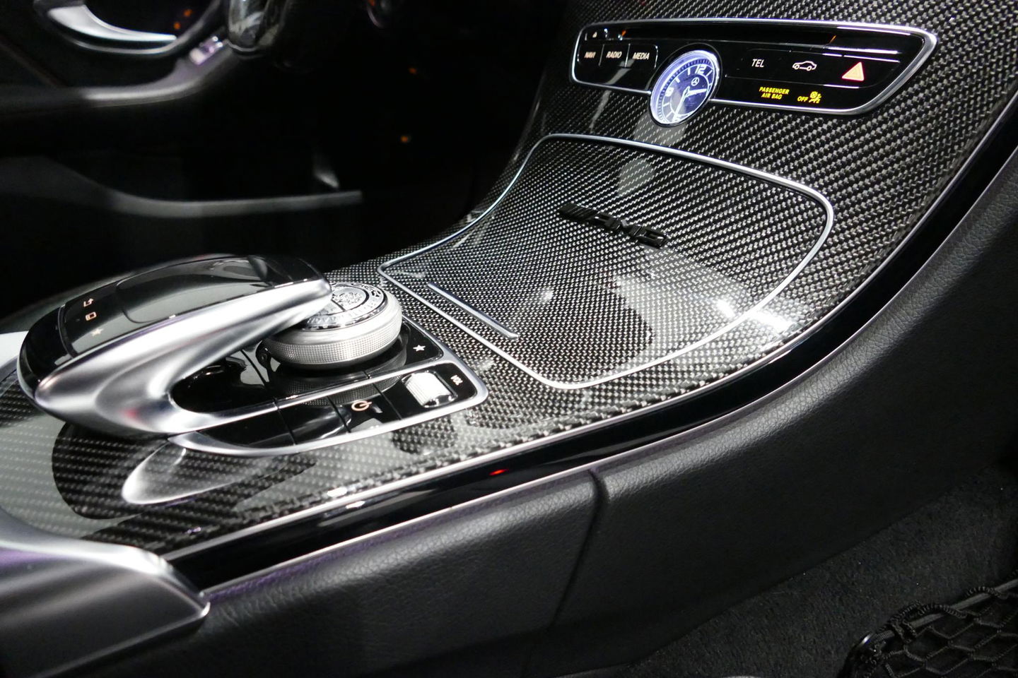 Mercedes-Benz C-Klasse 180 AMG Line / Orig. Nederlands / C63s AMG Diffuser / Panamericana Grille / Carbon interieurdelen / Burmester Surround Sound / Elektr. verstelbare voorstoelen + memory / Ambienteverlichting / Stoelverwarming / Apple Carplay - Android Auto / 20'' LMV / Ach