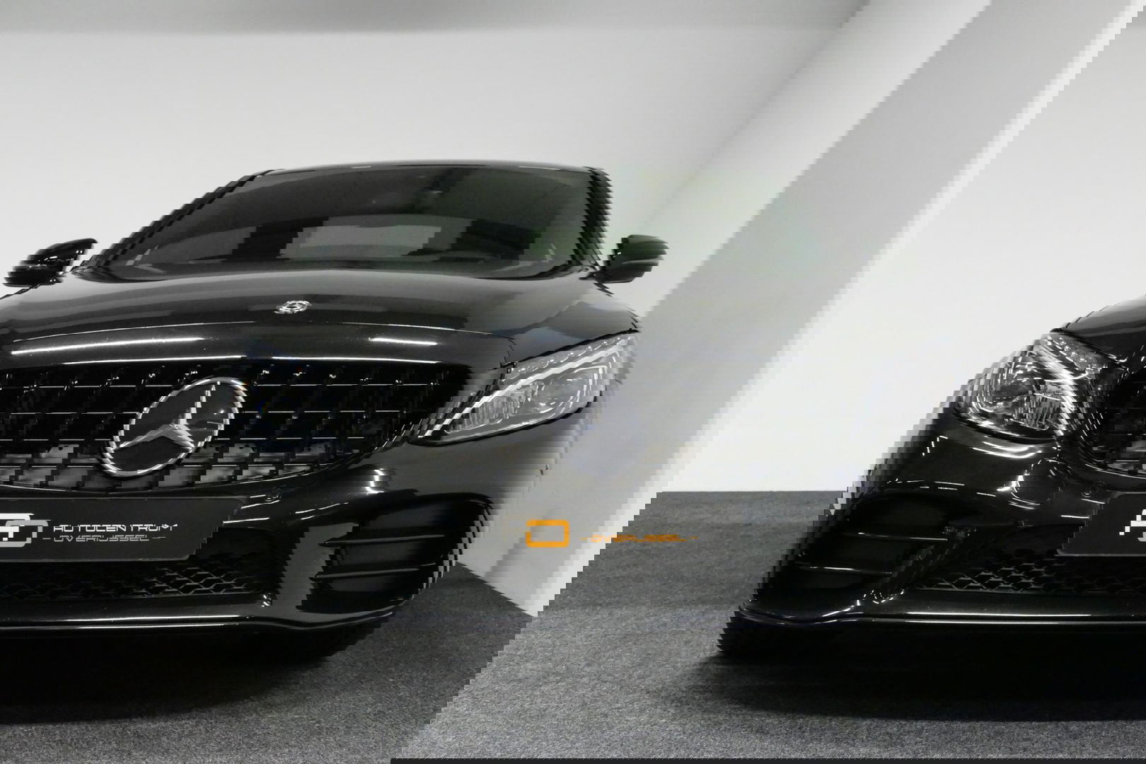 Mercedes-Benz C-Klasse 180 AMG Line / Orig. Nederlands / C63s AMG Diffuser / Panamericana Grille / Carbon interieurdelen / Burmester Surround Sound / Elektr. verstelbare voorstoelen + memory / Ambienteverlichting / Stoelverwarming / Apple Carplay - Android Auto / 20'' LMV / Ach