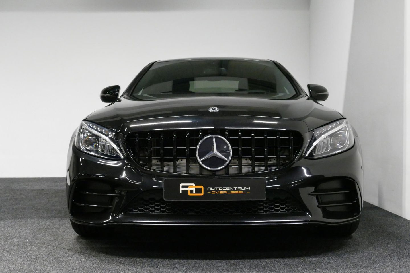Mercedes-Benz C-Klasse 180 AMG Line / Orig. Nederlands / C63s AMG Diffuser / Panamericana Grille / Carbon interieurdelen / Burmester Surround Sound / Elektr. verstelbare voorstoelen + memory / Ambienteverlichting / Stoelverwarming / Apple Carplay - Android Auto / 20'' LMV / Ach