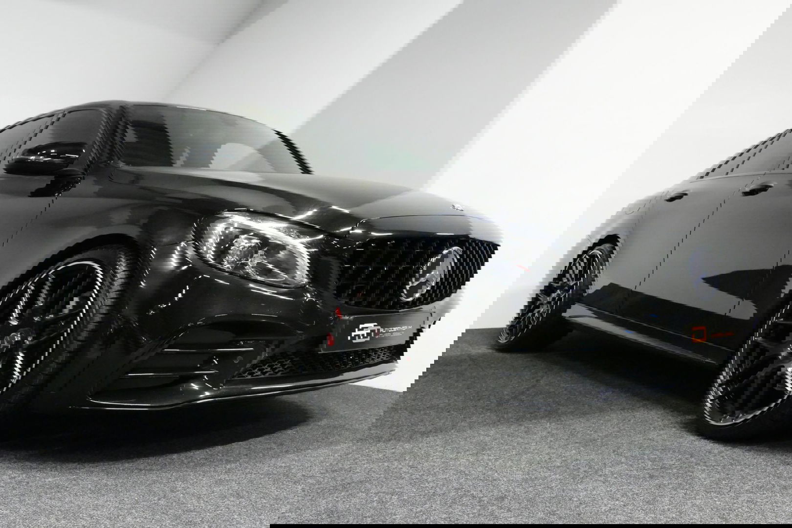 Mercedes-Benz C-Klasse 180 AMG Line / Orig. Nederlands / C63s AMG Diffuser / Panamericana Grille / Carbon interieurdelen / Burmester Surround Sound / Elektr. verstelbare voorstoelen + memory / Ambienteverlichting / Stoelverwarming / Apple Carplay - Android Auto / 20'' LMV / Ach