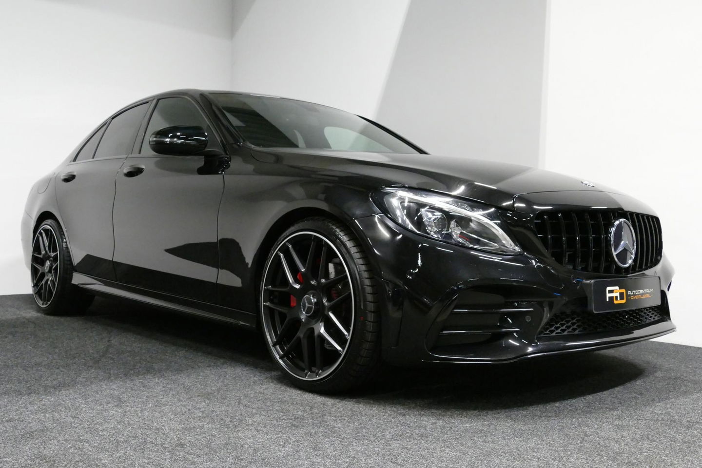 Mercedes-Benz C-Klasse 180 AMG Line / Orig. Nederlands / C63s AMG Diffuser / Panamericana Grille / Carbon interieurdelen / Burmester Surround Sound / Elektr. verstelbare voorstoelen + memory / Ambienteverlichting / Stoelverwarming / Apple Carplay - Android Auto / 20'' LMV / Ach