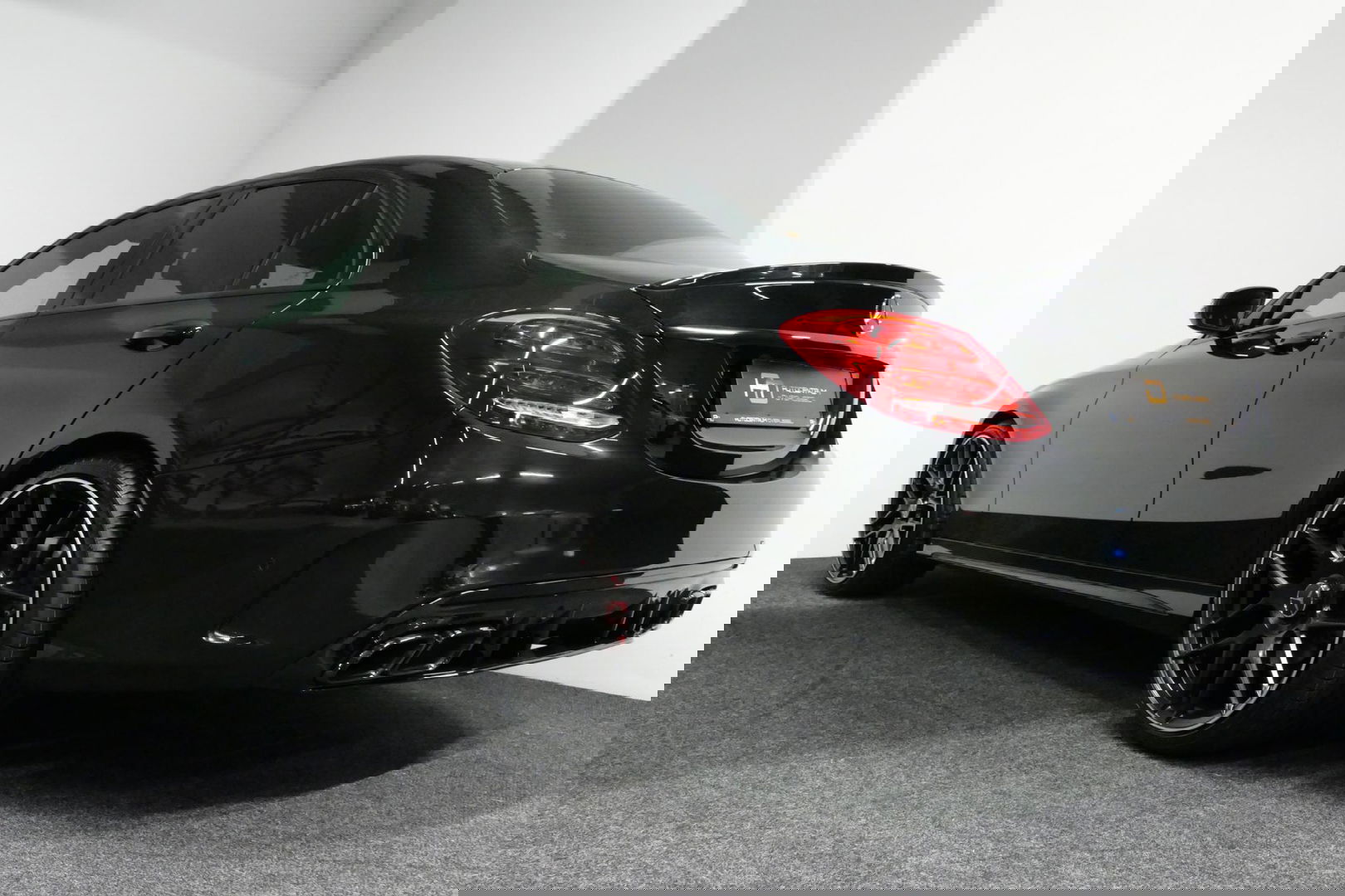 Mercedes-Benz C-Klasse 180 AMG Line / Orig. Nederlands / C63s AMG Diffuser / Panamericana Grille / Carbon interieurdelen / Burmester Surround Sound / Elektr. verstelbare voorstoelen + memory / Ambienteverlichting / Stoelverwarming / Apple Carplay - Android Auto / 20'' LMV / Ach