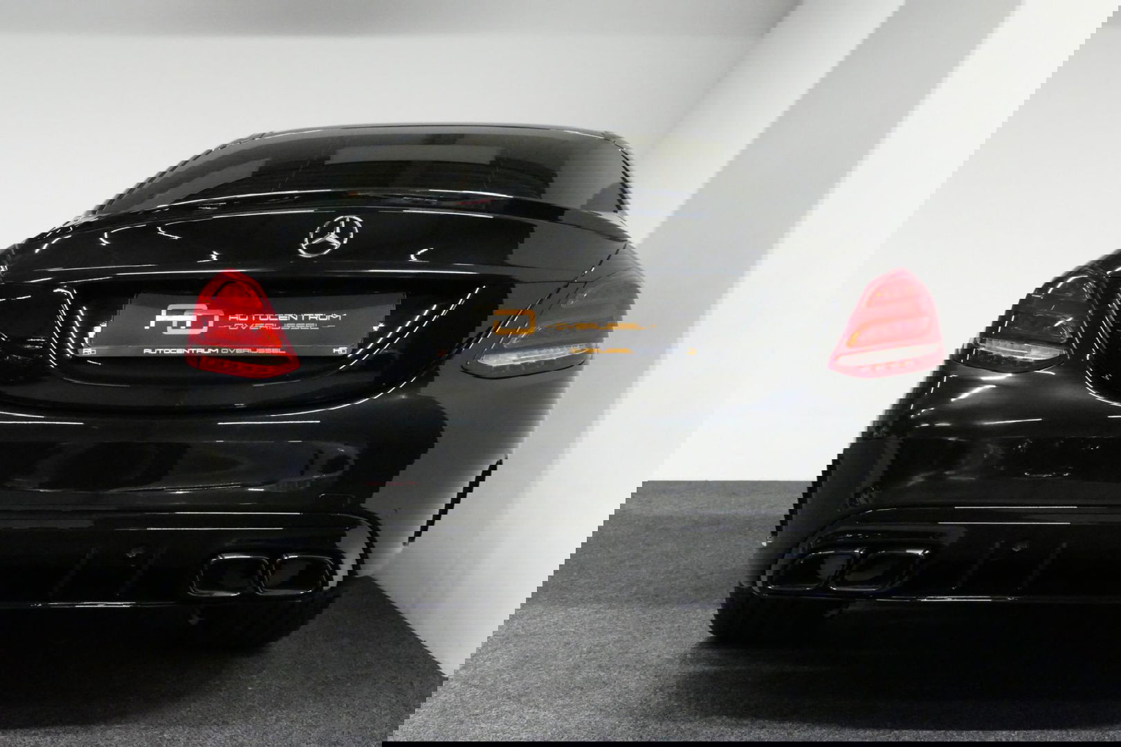 Mercedes-Benz C-Klasse 180 AMG Line / Orig. Nederlands / C63s AMG Diffuser / Panamericana Grille / Carbon interieurdelen / Burmester Surround Sound / Elektr. verstelbare voorstoelen + memory / Ambienteverlichting / Stoelverwarming / Apple Carplay - Android Auto / 20'' LMV / Ach