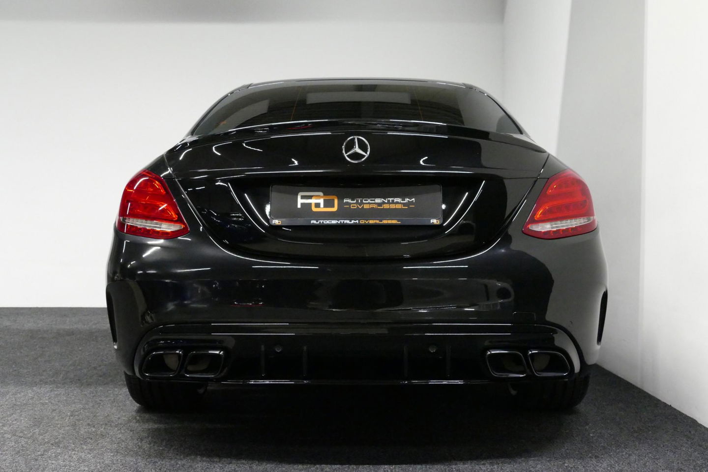 Mercedes-Benz C-Klasse 180 AMG Line / Orig. Nederlands / C63s AMG Diffuser / Panamericana Grille / Carbon interieurdelen / Burmester Surround Sound / Elektr. verstelbare voorstoelen + memory / Ambienteverlichting / Stoelverwarming / Apple Carplay - Android Auto / 20'' LMV / Ach
