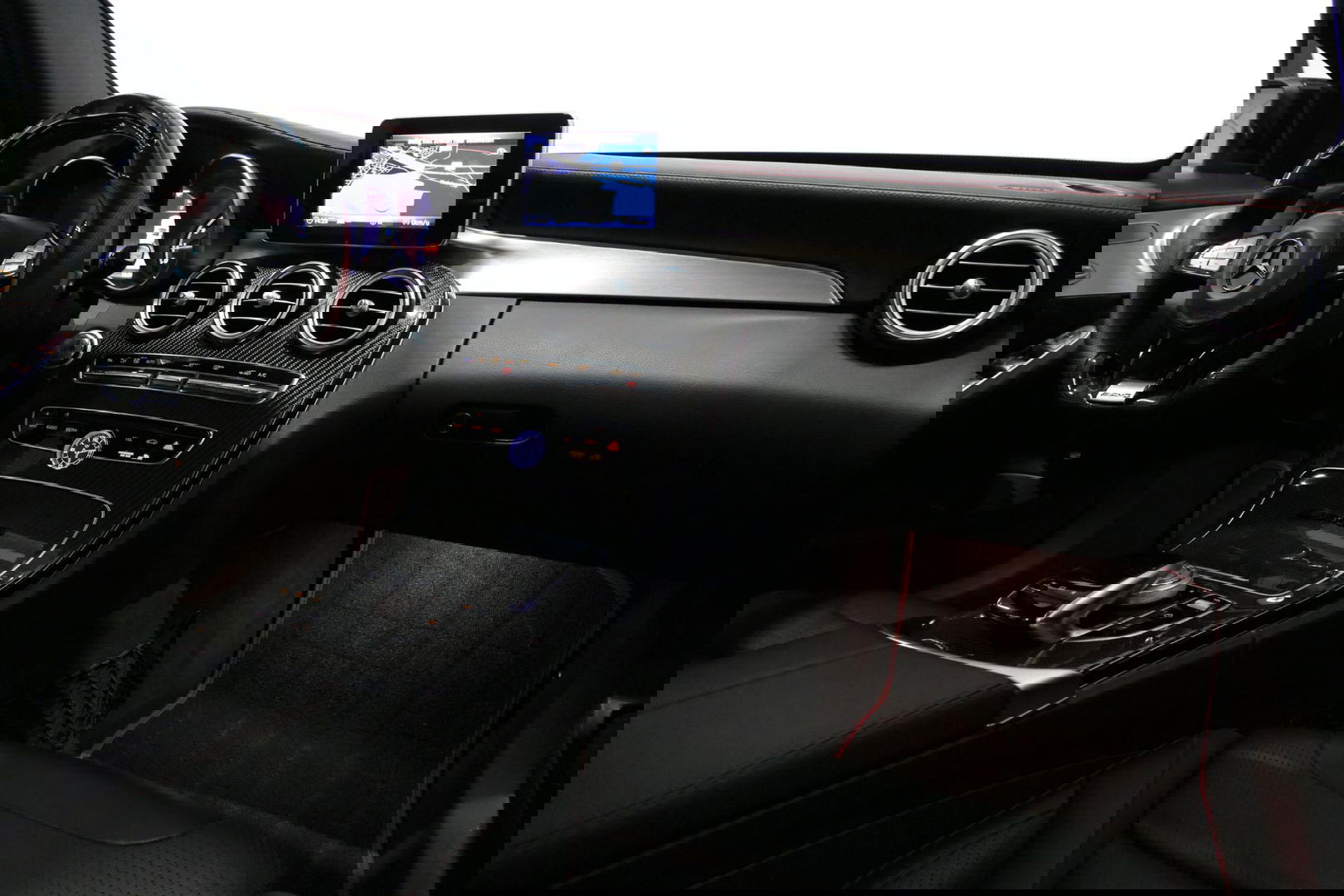 Mercedes-Benz C-Klasse 180 AMG Line / Orig. Nederlands / C63s AMG Diffuser / Panamericana Grille / Carbon interieurdelen / Burmester Surround Sound / Elektr. verstelbare voorstoelen + memory / Ambienteverlichting / Stoelverwarming / Apple Carplay - Android Auto / 20'' LMV / Ach