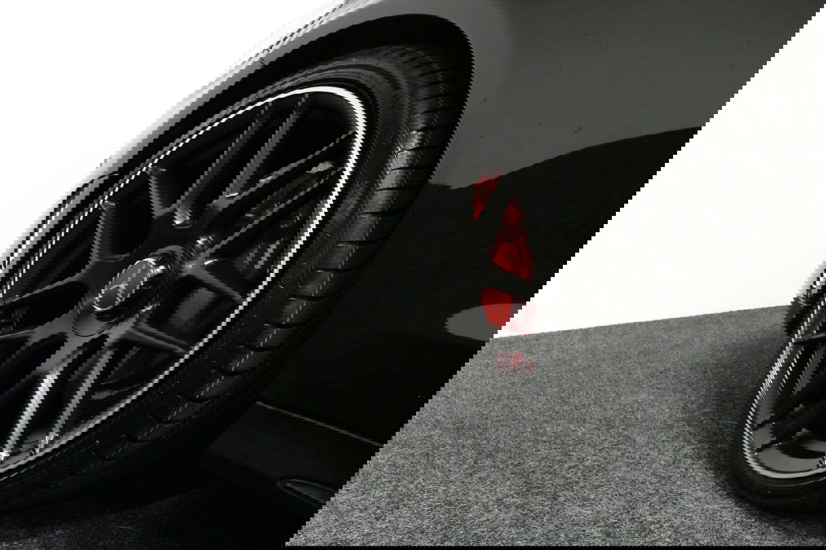 Mercedes-Benz C-Klasse 180 AMG Line / Orig. Nederlands / C63s AMG Diffuser / Panamericana Grille / Carbon interieurdelen / Burmester Surround Sound / Elektr. verstelbare voorstoelen + memory / Ambienteverlichting / Stoelverwarming / Apple Carplay - Android Auto / 20'' LMV / Ach