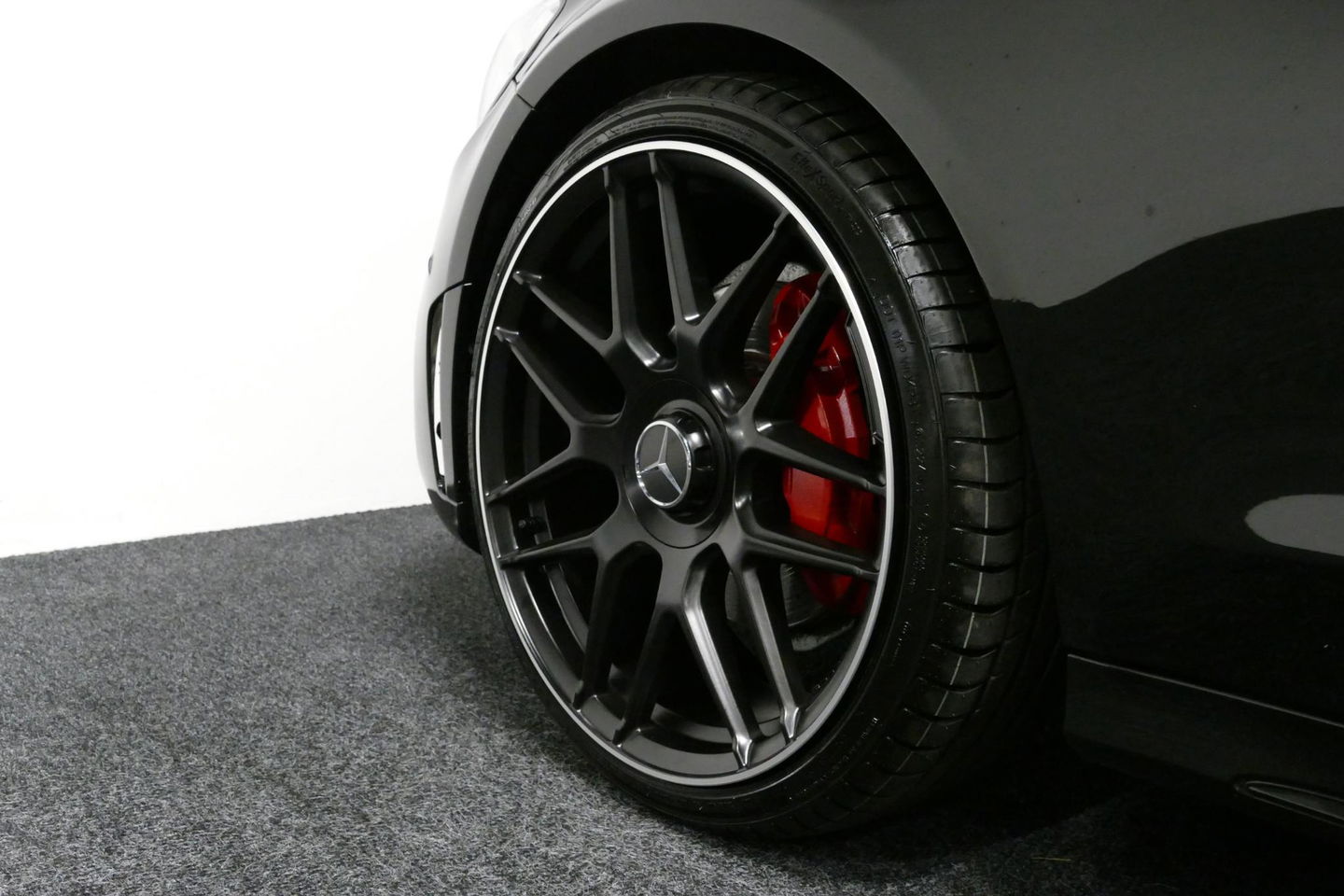 Mercedes-Benz C-Klasse 180 AMG Line / Orig. Nederlands / C63s AMG Diffuser / Panamericana Grille / Carbon interieurdelen / Burmester Surround Sound / Elektr. verstelbare voorstoelen + memory / Ambienteverlichting / Stoelverwarming / Apple Carplay - Android Auto / 20'' LMV / Ach