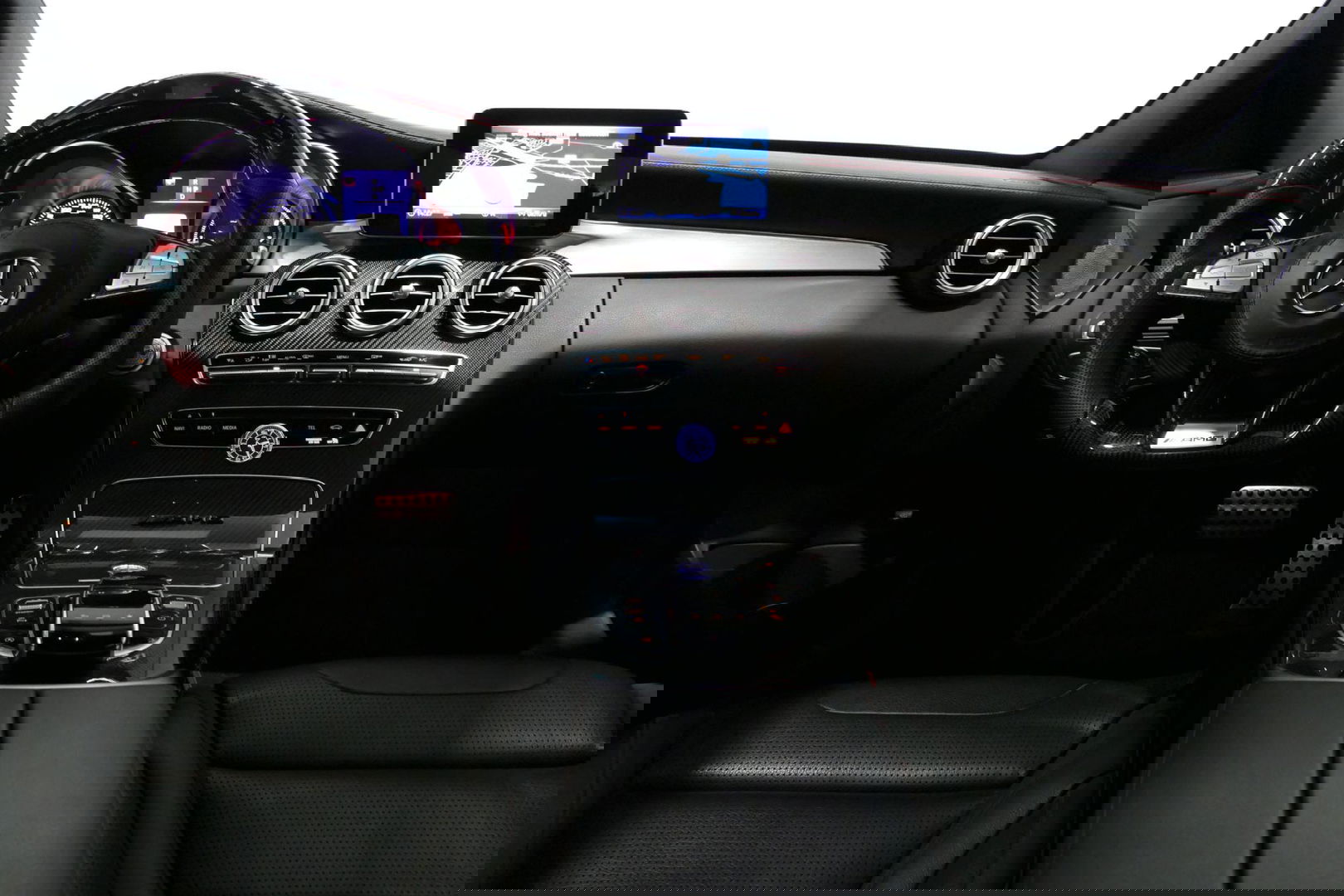 Mercedes-Benz C-Klasse 180 AMG Line / Orig. Nederlands / C63s AMG Diffuser / Panamericana Grille / Carbon interieurdelen / Burmester Surround Sound / Elektr. verstelbare voorstoelen + memory / Ambienteverlichting / Stoelverwarming / Apple Carplay - Android Auto / 20'' LMV / Ach