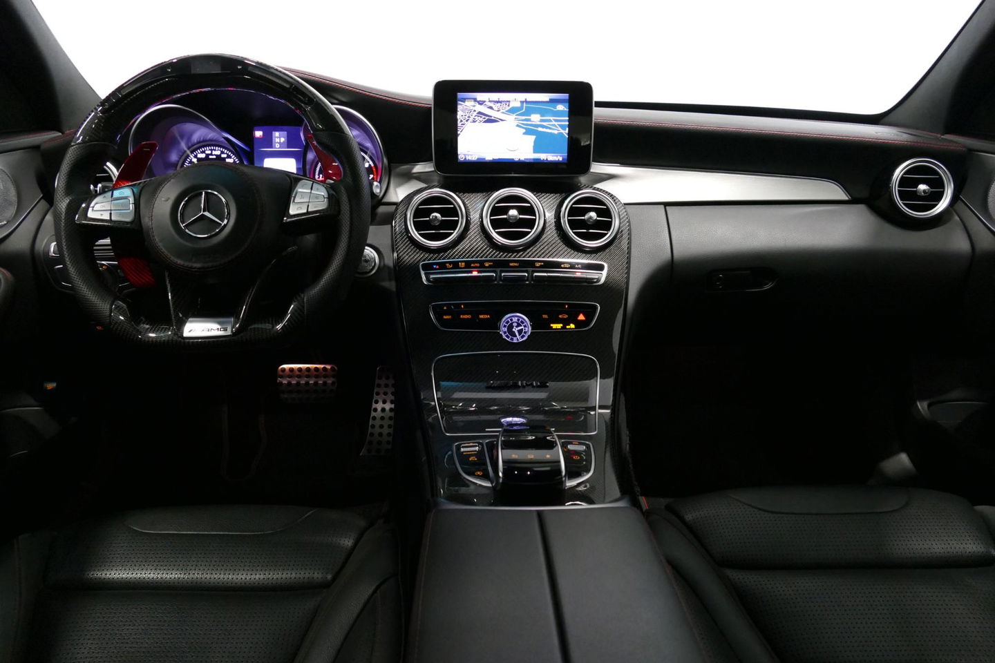 Mercedes-Benz C-Klasse 180 AMG Line / Orig. Nederlands / C63s AMG Diffuser / Panamericana Grille / Carbon interieurdelen / Burmester Surround Sound / Elektr. verstelbare voorstoelen + memory / Ambienteverlichting / Stoelverwarming / Apple Carplay - Android Auto / 20'' LMV / Ach