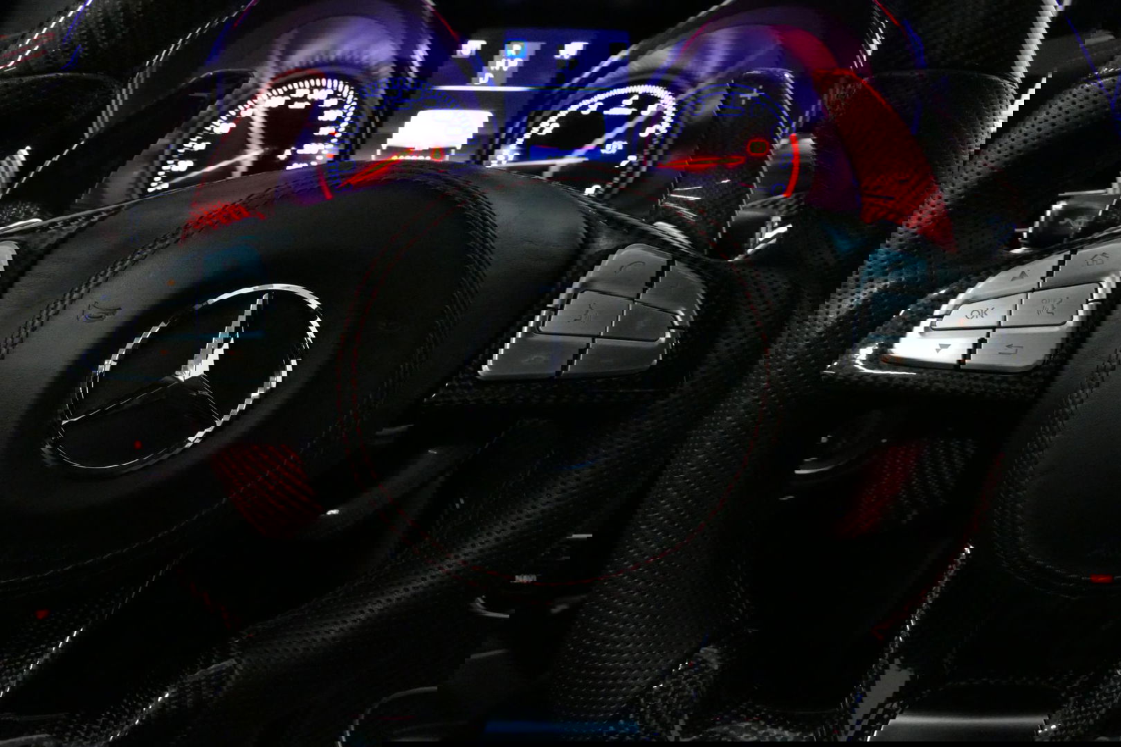 Mercedes-Benz C-Klasse 180 AMG Line / Orig. Nederlands / C63s AMG Diffuser / Panamericana Grille / Carbon interieurdelen / Burmester Surround Sound / Elektr. verstelbare voorstoelen + memory / Ambienteverlichting / Stoelverwarming / Apple Carplay - Android Auto / 20'' LMV / Ach