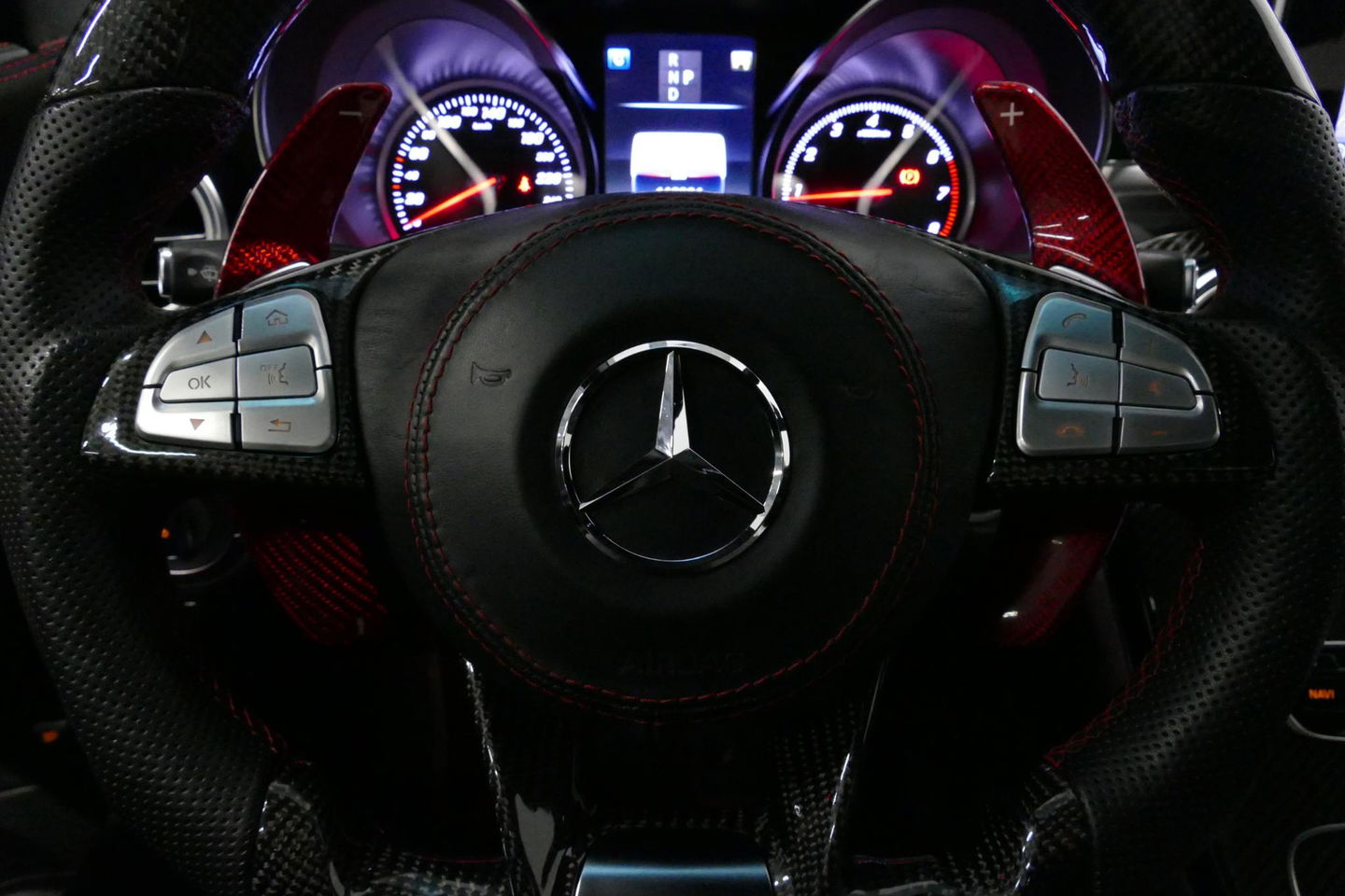 Mercedes-Benz C-Klasse 180 AMG Line / Orig. Nederlands / C63s AMG Diffuser / Panamericana Grille / Carbon interieurdelen / Burmester Surround Sound / Elektr. verstelbare voorstoelen + memory / Ambienteverlichting / Stoelverwarming / Apple Carplay - Android Auto / 20'' LMV / Ach