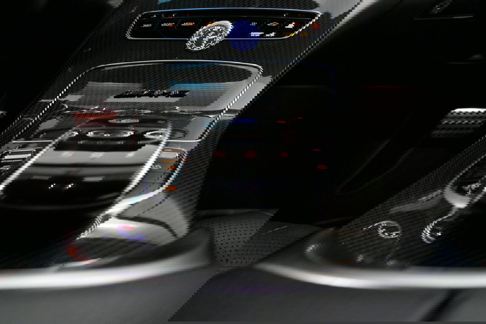 Mercedes-Benz C-Klasse 180 AMG Line / Orig. Nederlands / C63s AMG Diffuser / Panamericana Grille / Carbon interieurdelen / Burmester Surround Sound / Elektr. verstelbare voorstoelen + memory / Ambienteverlichting / Stoelverwarming / Apple Carplay - Android Auto / 20'' LMV / Ach