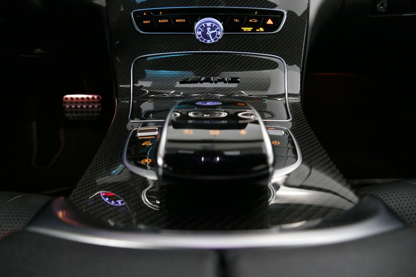 Mercedes-Benz C-Klasse 180 AMG Line / Orig. Nederlands / C63s AMG Diffuser / Panamericana Grille / Carbon interieurdelen / Burmester Surround Sound / Elektr. verstelbare voorstoelen + memory / Ambienteverlichting / Stoelverwarming / Apple Carplay - Android Auto / 20'' LMV / Ach