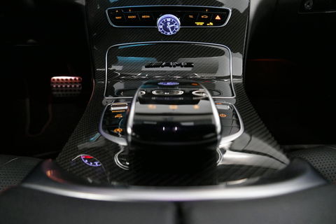 Mercedes-Benz C-Klasse 180 AMG Line / Orig. Nederlands / C63s AMG Diffuser / Panamericana Grille / Carbon interieurdelen / Burmester Surround Sound / Elektr. verstelbare voorstoelen + memory / Ambienteverlichting / Stoelverwarming / Apple Carplay - Android Auto / 20'' LMV / Ach