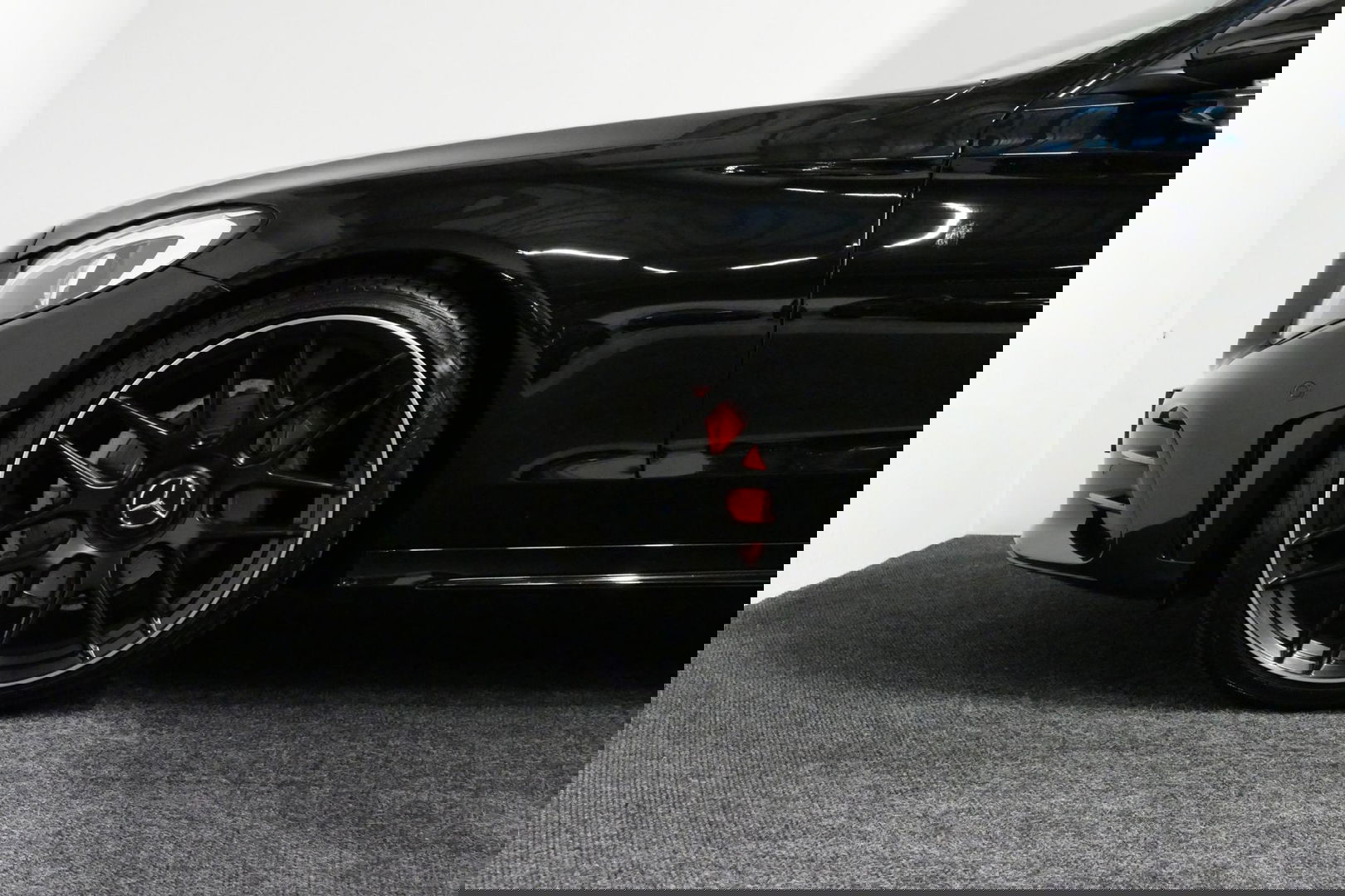 Mercedes-Benz C-Klasse 180 AMG Line / Orig. Nederlands / C63s AMG Diffuser / Panamericana Grille / Carbon interieurdelen / Burmester Surround Sound / Elektr. verstelbare voorstoelen + memory / Ambienteverlichting / Stoelverwarming / Apple Carplay - Android Auto / 20'' LMV / Ach