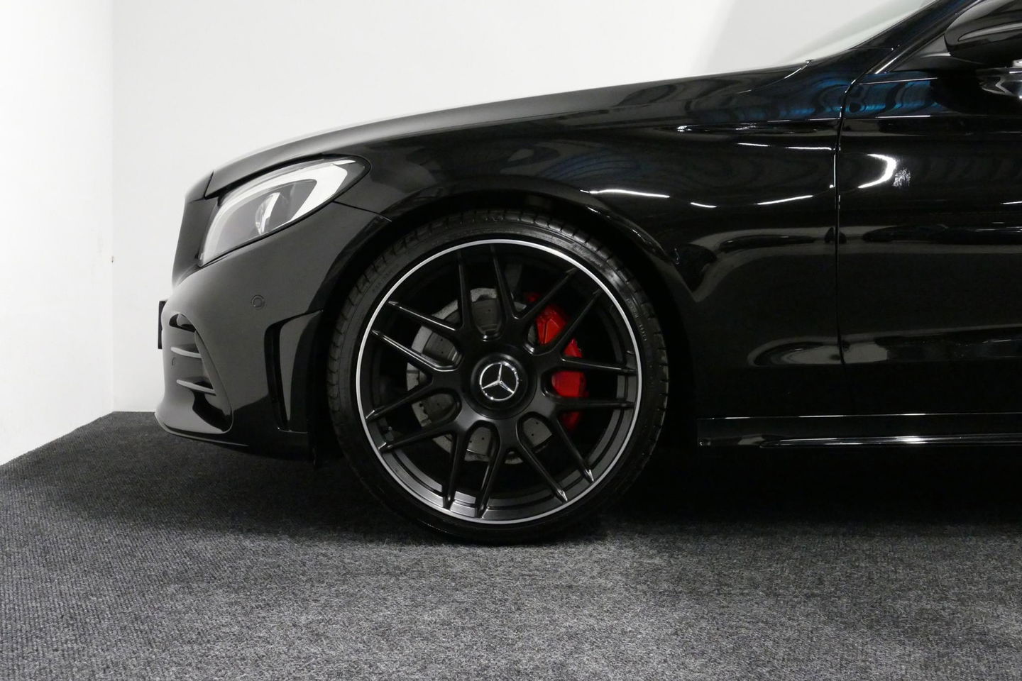 Mercedes-Benz C-Klasse 180 AMG Line / Orig. Nederlands / C63s AMG Diffuser / Panamericana Grille / Carbon interieurdelen / Burmester Surround Sound / Elektr. verstelbare voorstoelen + memory / Ambienteverlichting / Stoelverwarming / Apple Carplay - Android Auto / 20'' LMV / Ach