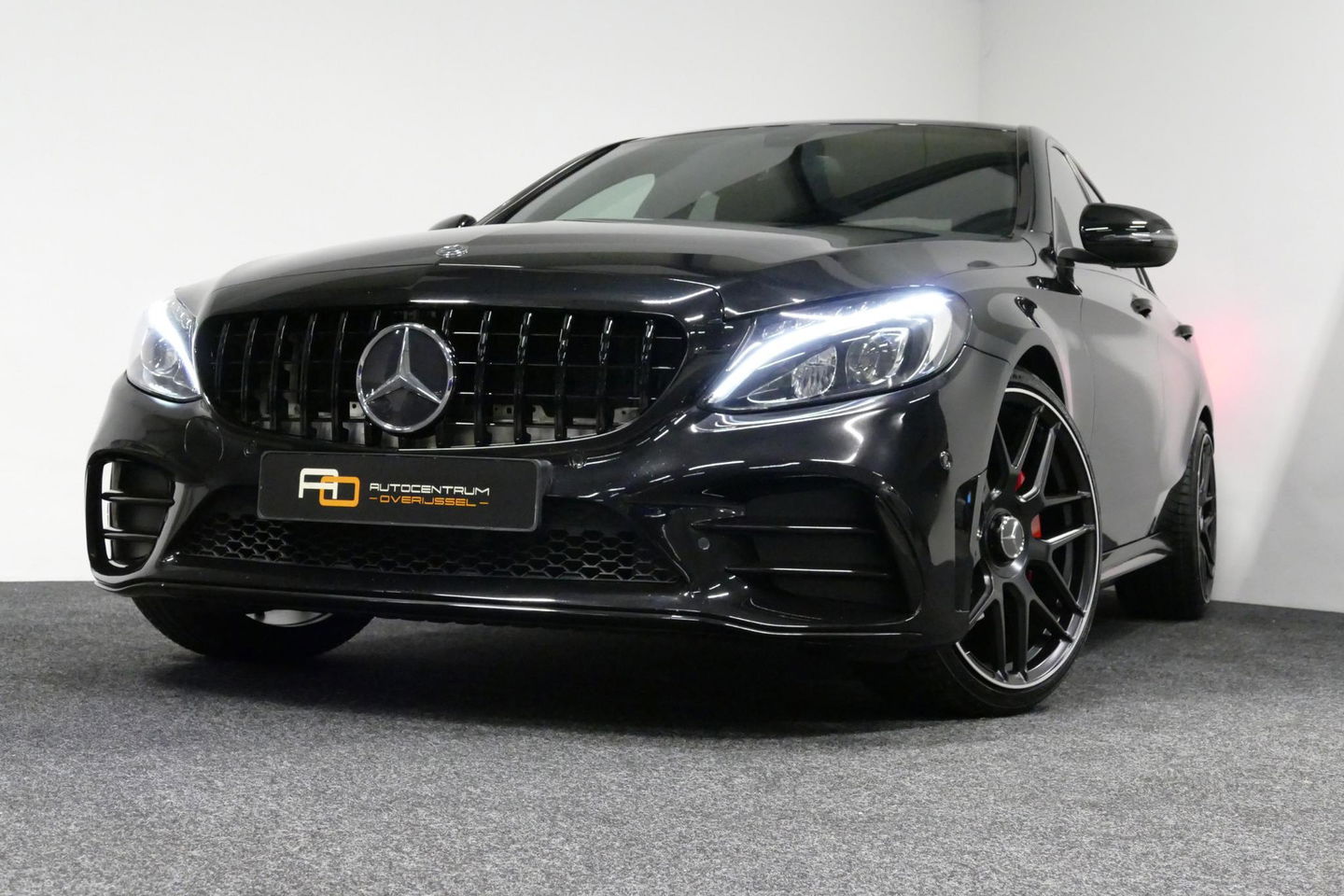 Mercedes-Benz C-Klasse 180 AMG Line / Orig. Nederlands / C63s AMG Diffuser / Panamericana Grille / Carbon interieurdelen / Burmester Surround Sound / Elektr. verstelbare voorstoelen + memory / Ambienteverlichting / Stoelverwarming / Apple Carplay - Android Auto / 20'' LMV / Ach