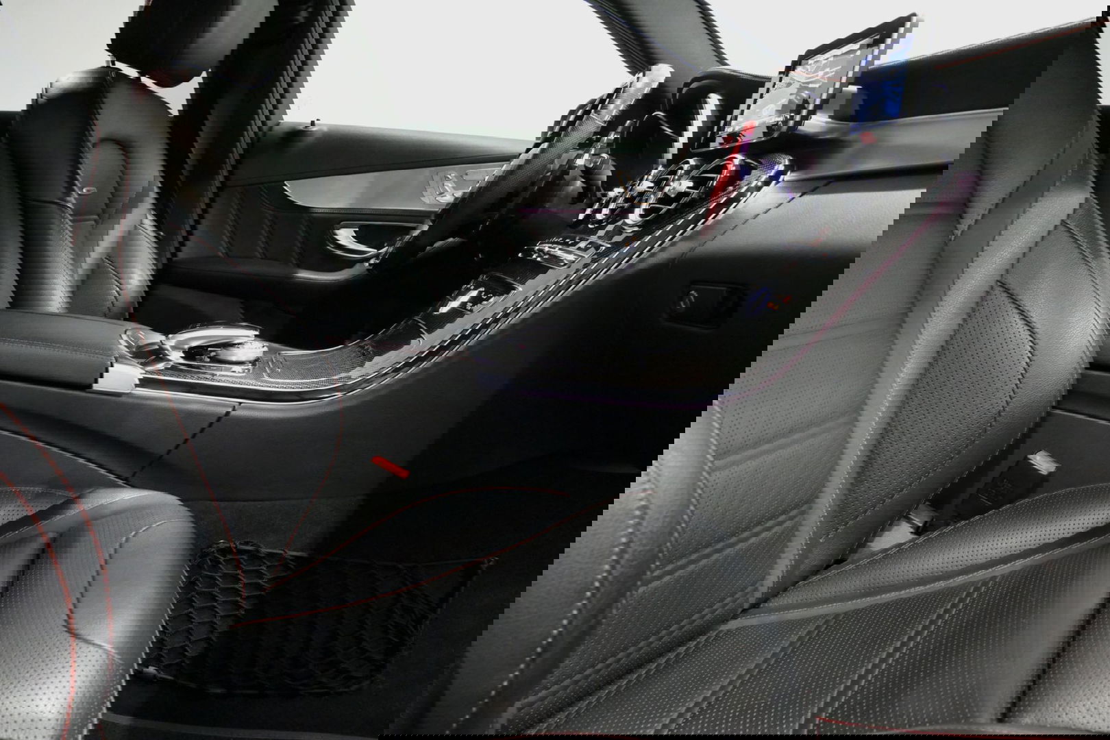 Mercedes-Benz C-Klasse 180 AMG Line / Orig. Nederlands / C63s AMG Diffuser / Panamericana Grille / Carbon interieurdelen / Burmester Surround Sound / Elektr. verstelbare voorstoelen + memory / Ambienteverlichting / Stoelverwarming / Apple Carplay - Android Auto / 20'' LMV / Ach