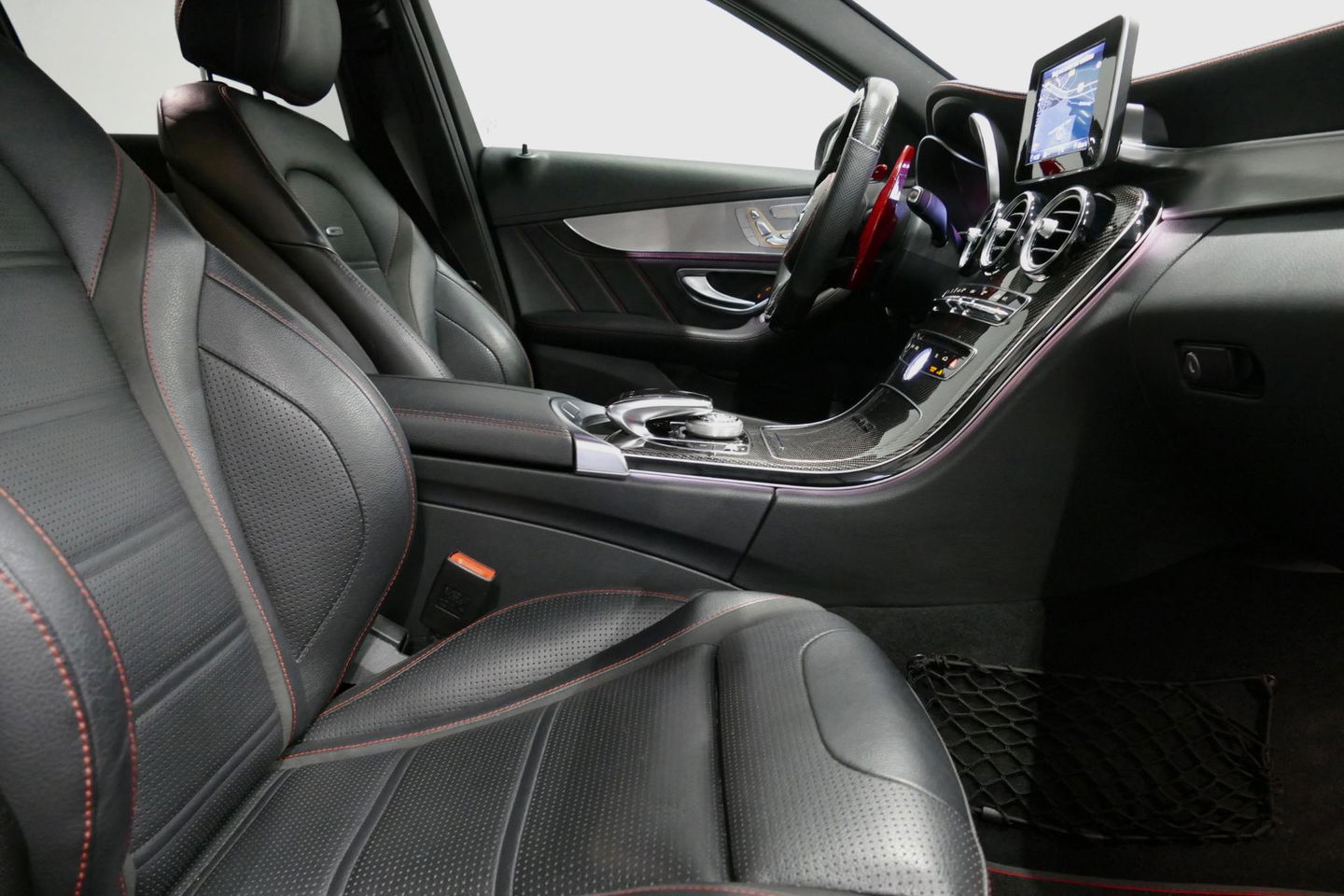 Mercedes-Benz C-Klasse 180 AMG Line / Orig. Nederlands / C63s AMG Diffuser / Panamericana Grille / Carbon interieurdelen / Burmester Surround Sound / Elektr. verstelbare voorstoelen + memory / Ambienteverlichting / Stoelverwarming / Apple Carplay - Android Auto / 20'' LMV / Ach