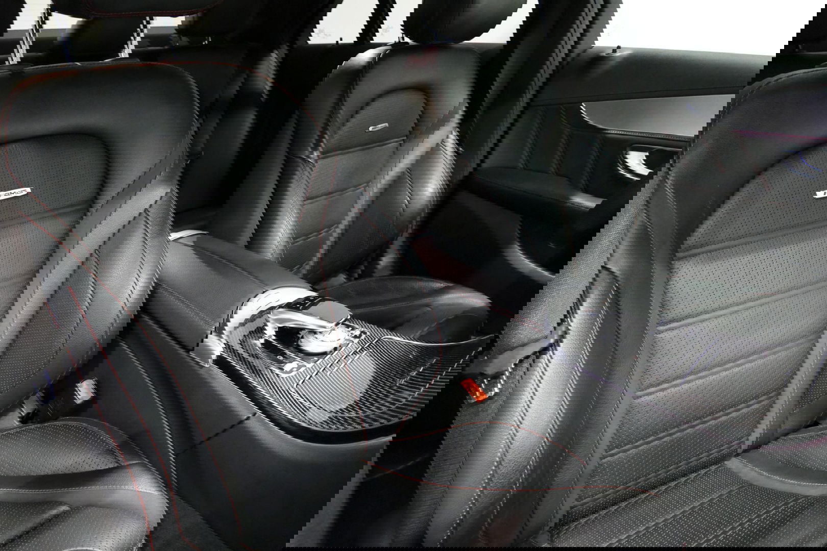 Mercedes-Benz C-Klasse 180 AMG Line / Orig. Nederlands / C63s AMG Diffuser / Panamericana Grille / Carbon interieurdelen / Burmester Surround Sound / Elektr. verstelbare voorstoelen + memory / Ambienteverlichting / Stoelverwarming / Apple Carplay - Android Auto / 20'' LMV / Ach