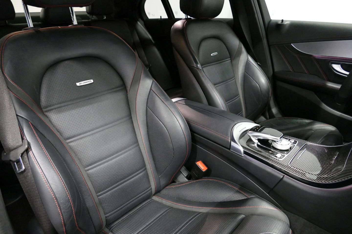 Mercedes-Benz C-Klasse 180 AMG Line / Orig. Nederlands / C63s AMG Diffuser / Panamericana Grille / Carbon interieurdelen / Burmester Surround Sound / Elektr. verstelbare voorstoelen + memory / Ambienteverlichting / Stoelverwarming / Apple Carplay - Android Auto / 20'' LMV / Ach