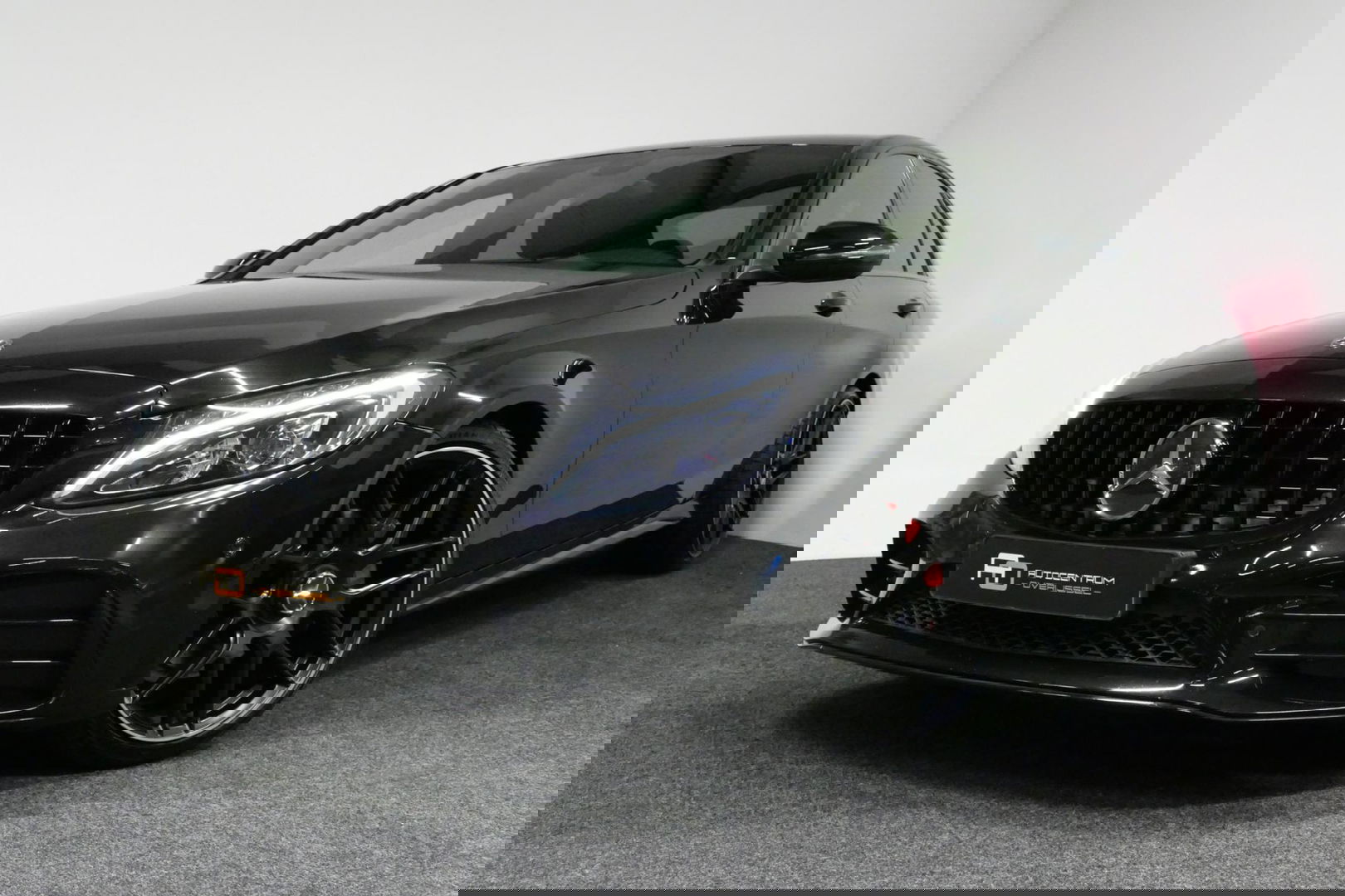 Mercedes-Benz C-Klasse 180 AMG Line / Orig. Nederlands / C63s AMG Diffuser / Panamericana Grille / Carbon interieurdelen / Burmester Surround Sound / Elektr. verstelbare voorstoelen + memory / Ambienteverlichting / Stoelverwarming / Apple Carplay - Android Auto / 20'' LMV / Ach