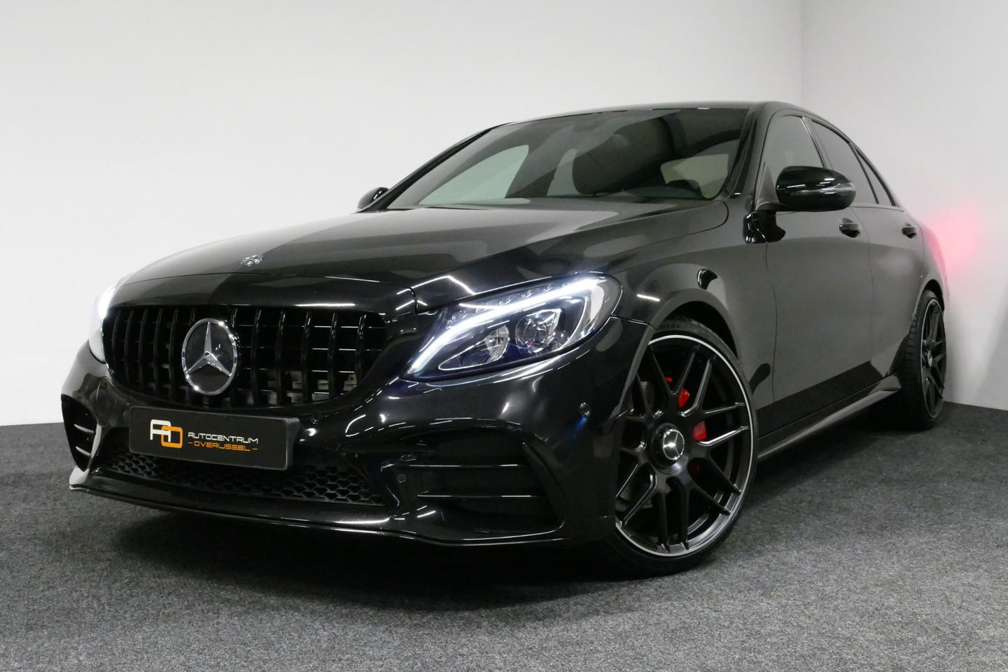 Mercedes-Benz C-Klasse 180 AMG Line / Orig. Nederlands / C63s AMG Diffuser / Panamericana Grille / Carbon interieurdelen / Burmester Surround Sound / Elektr. verstelbare voorstoelen + memory / Ambienteverlichting / Stoelverwarming / Apple Carplay - Android Auto / 20'' LMV / Ach
