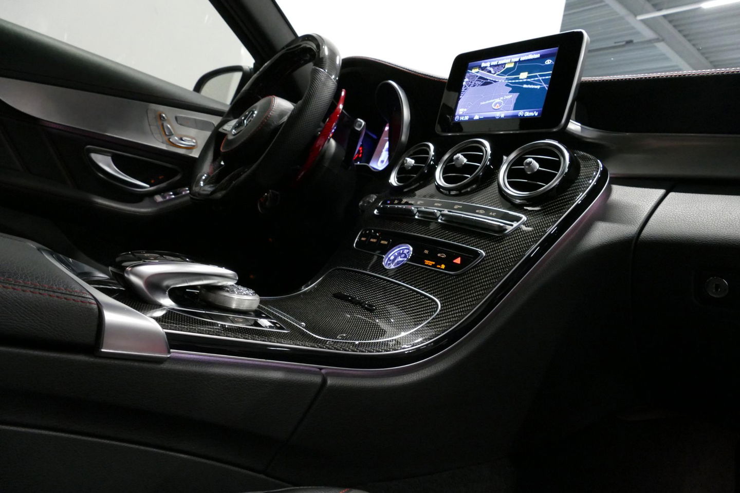 Mercedes-Benz C-Klasse 180 AMG Line / Orig. Nederlands / C63s AMG Diffuser / Panamericana Grille / Carbon interieurdelen / Burmester Surround Sound / Elektr. verstelbare voorstoelen + memory / Ambienteverlichting / Stoelverwarming / Apple Carplay - Android Auto / 20'' LMV / Ach