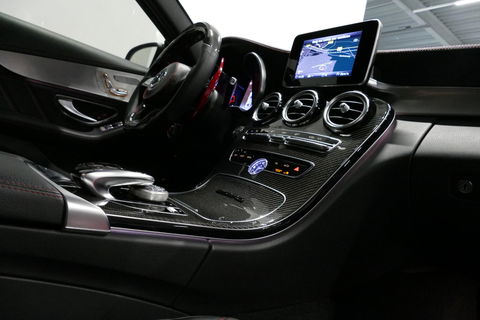 Mercedes-Benz C-Klasse 180 AMG Line / Orig. Nederlands / C63s AMG Diffuser / Panamericana Grille / Carbon interieurdelen / Burmester Surround Sound / Elektr. verstelbare voorstoelen + memory / Ambienteverlichting / Stoelverwarming / Apple Carplay - Android Auto / 20'' LMV / Ach