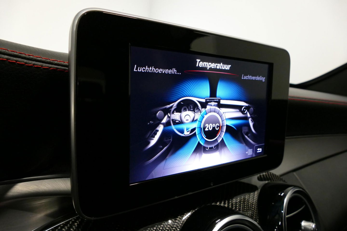 Mercedes-Benz C-Klasse 180 AMG Line / Orig. Nederlands / C63s AMG Diffuser / Panamericana Grille / Carbon interieurdelen / Burmester Surround Sound / Elektr. verstelbare voorstoelen + memory / Ambienteverlichting / Stoelverwarming / Apple Carplay - Android Auto / 20'' LMV / Ach