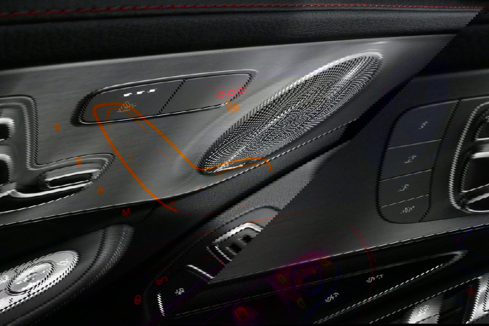 Mercedes-Benz C-Klasse 180 AMG Line / Orig. Nederlands / C63s AMG Diffuser / Panamericana Grille / Carbon interieurdelen / Burmester Surround Sound / Elektr. verstelbare voorstoelen + memory / Ambienteverlichting / Stoelverwarming / Apple Carplay - Android Auto / 20'' LMV / Ach