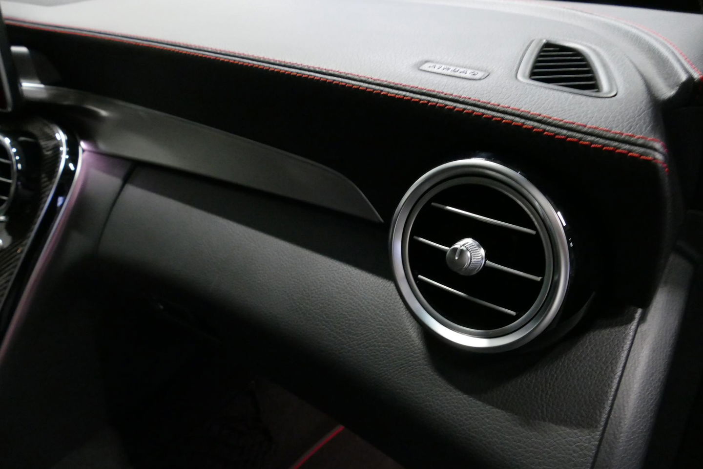 Mercedes-Benz C-Klasse 180 AMG Line / Orig. Nederlands / C63s AMG Diffuser / Panamericana Grille / Carbon interieurdelen / Burmester Surround Sound / Elektr. verstelbare voorstoelen + memory / Ambienteverlichting / Stoelverwarming / Apple Carplay - Android Auto / 20'' LMV / Ach