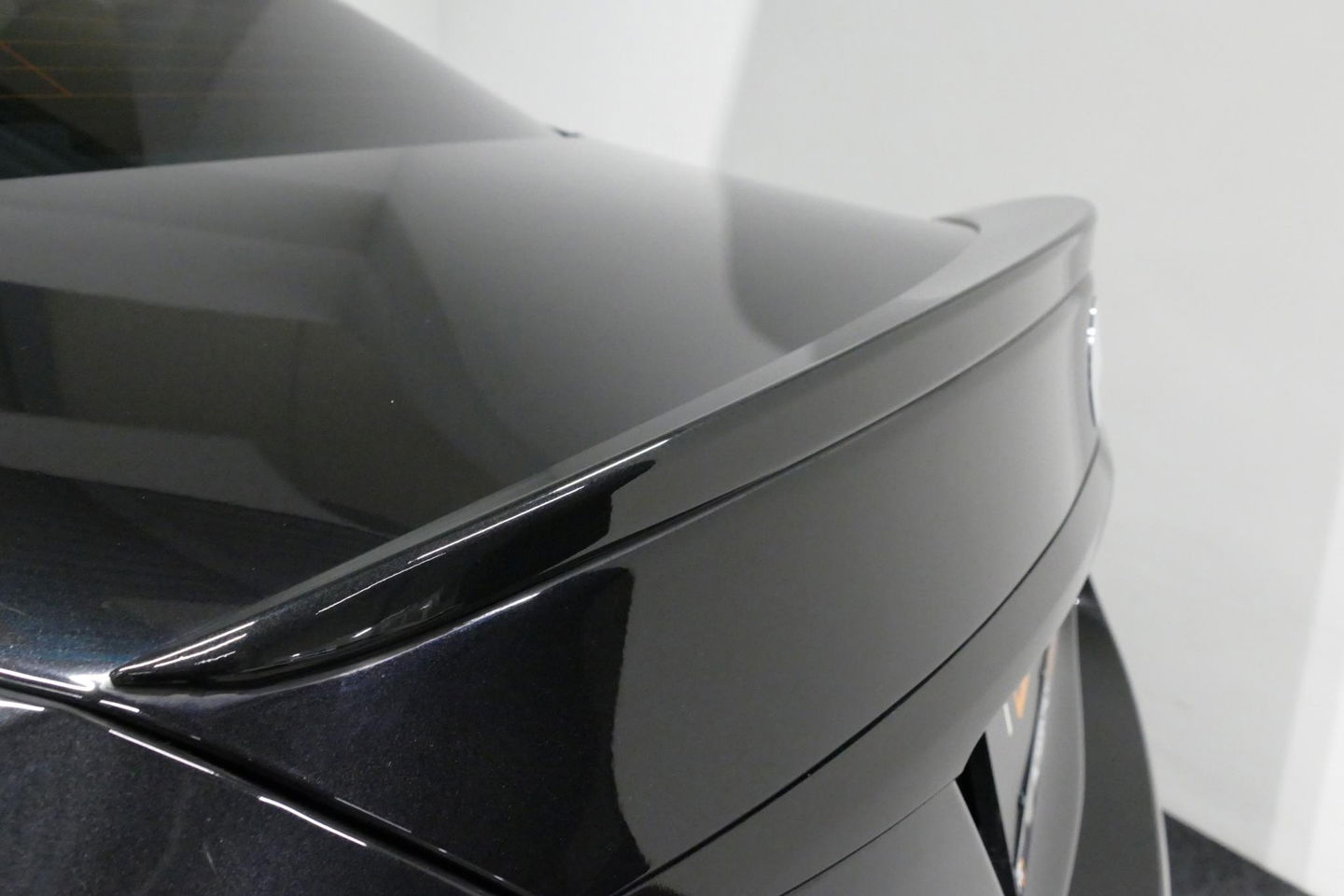 Mercedes-Benz C-Klasse 180 AMG Line / Orig. Nederlands / C63s AMG Diffuser / Panamericana Grille / Carbon interieurdelen / Burmester Surround Sound / Elektr. verstelbare voorstoelen + memory / Ambienteverlichting / Stoelverwarming / Apple Carplay - Android Auto / 20'' LMV / Ach