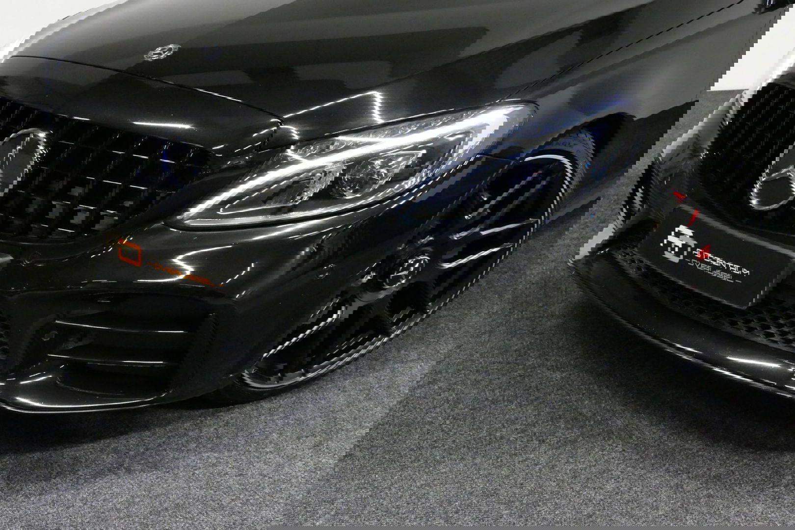 Mercedes-Benz C-Klasse 180 AMG Line / Orig. Nederlands / C63s AMG Diffuser / Panamericana Grille / Carbon interieurdelen / Burmester Surround Sound / Elektr. verstelbare voorstoelen + memory / Ambienteverlichting / Stoelverwarming / Apple Carplay - Android Auto / 20'' LMV / Ach