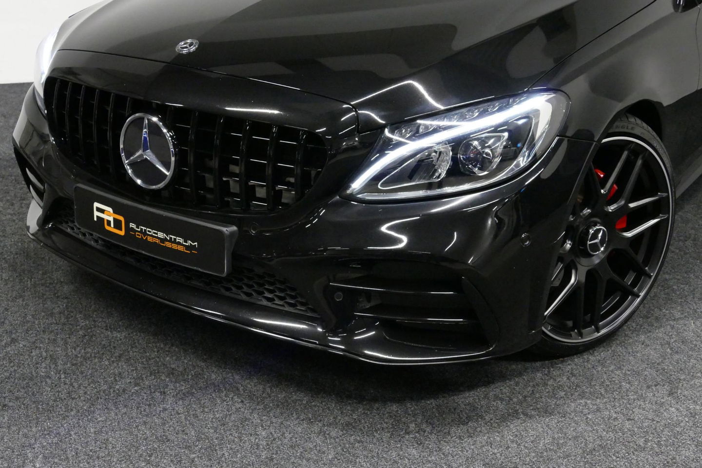 Mercedes-Benz C-Klasse 180 AMG Line / Orig. Nederlands / C63s AMG Diffuser / Panamericana Grille / Carbon interieurdelen / Burmester Surround Sound / Elektr. verstelbare voorstoelen + memory / Ambienteverlichting / Stoelverwarming / Apple Carplay - Android Auto / 20'' LMV / Ach