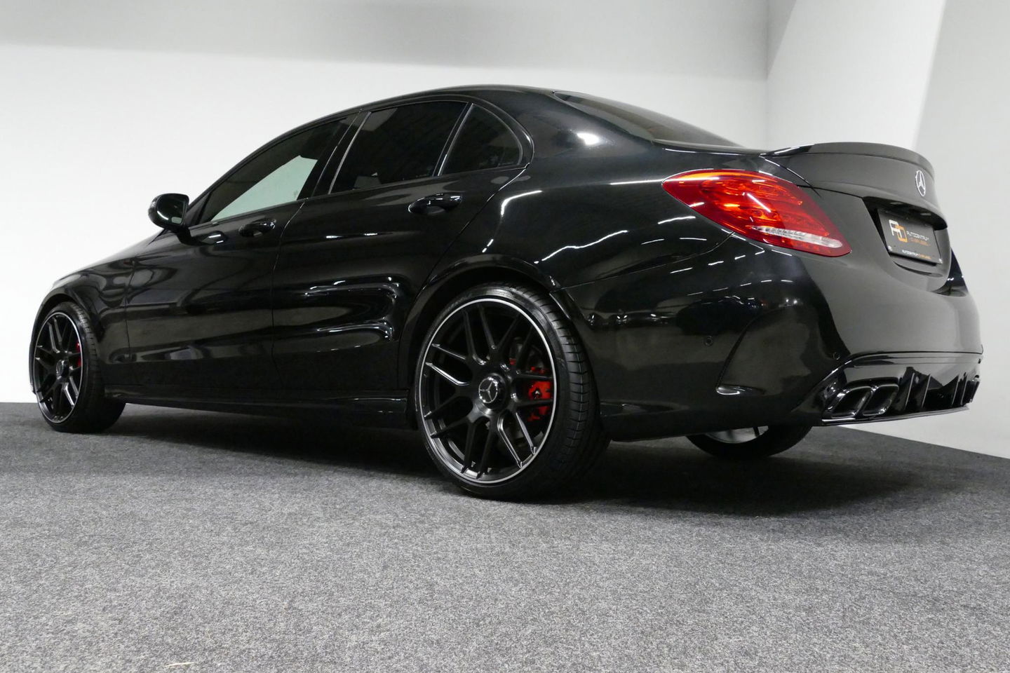 Mercedes-Benz C-Klasse 180 AMG Line / Orig. Nederlands / C63s AMG Diffuser / Panamericana Grille / Carbon interieurdelen / Burmester Surround Sound / Elektr. verstelbare voorstoelen + memory / Ambienteverlichting / Stoelverwarming / Apple Carplay - Android Auto / 20'' LMV / Ach