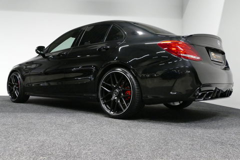 Mercedes-Benz C-Klasse 180 AMG Line / Orig. Nederlands / C63s AMG Diffuser / Panamericana Grille / Carbon interieurdelen / Burmester Surround Sound / Elektr. verstelbare voorstoelen + memory / Ambienteverlichting / Stoelverwarming / Apple Carplay - Android Auto / 20'' LMV / Ach