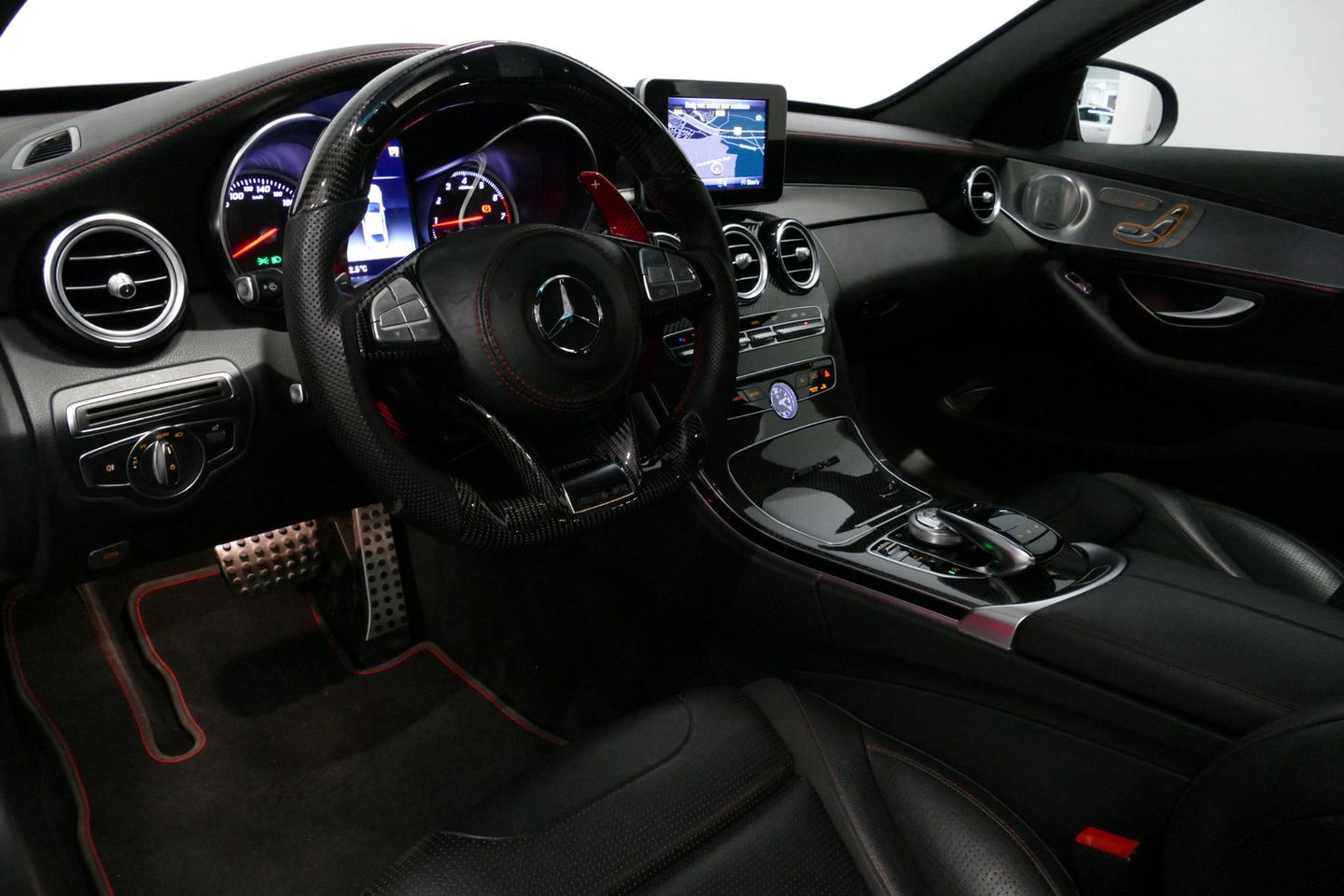 Mercedes-Benz C-Klasse 180 AMG Line / Orig. Nederlands / C63s AMG Diffuser / Panamericana Grille / Carbon interieurdelen / Burmester Surround Sound / Elektr. verstelbare voorstoelen + memory / Ambienteverlichting / Stoelverwarming / Apple Carplay - Android Auto / 20'' LMV / Ach