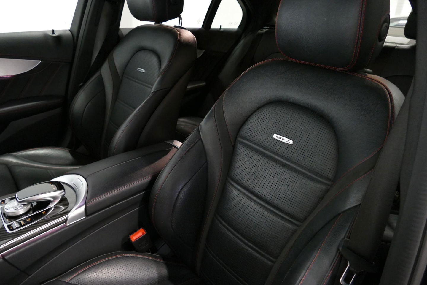 Mercedes-Benz C-Klasse 180 AMG Line / Orig. Nederlands / C63s AMG Diffuser / Panamericana Grille / Carbon interieurdelen / Burmester Surround Sound / Elektr. verstelbare voorstoelen + memory / Ambienteverlichting / Stoelverwarming / Apple Carplay - Android Auto / 20'' LMV / Ach