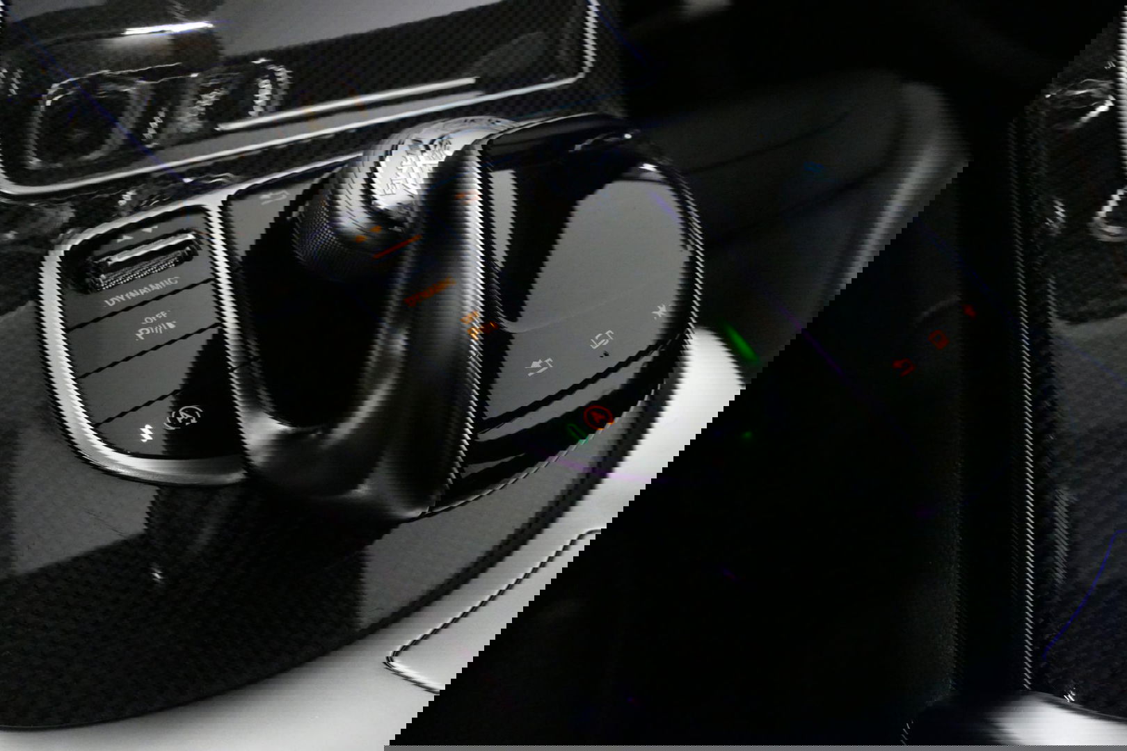 Mercedes-Benz C-Klasse 180 AMG Line / Orig. Nederlands / C63s AMG Diffuser / Panamericana Grille / Carbon interieurdelen / Burmester Surround Sound / Elektr. verstelbare voorstoelen + memory / Ambienteverlichting / Stoelverwarming / Apple Carplay - Android Auto / 20'' LMV / Ach