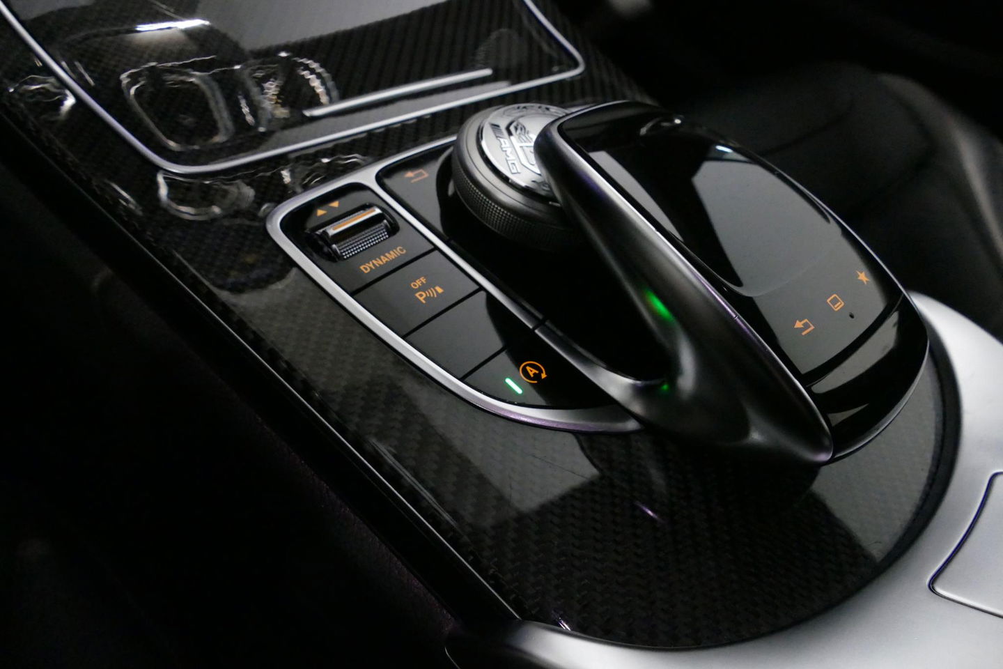 Mercedes-Benz C-Klasse 180 AMG Line / Orig. Nederlands / C63s AMG Diffuser / Panamericana Grille / Carbon interieurdelen / Burmester Surround Sound / Elektr. verstelbare voorstoelen + memory / Ambienteverlichting / Stoelverwarming / Apple Carplay - Android Auto / 20'' LMV / Ach