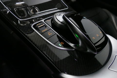 Mercedes-Benz C-Klasse 180 AMG Line / Orig. Nederlands / C63s AMG Diffuser / Panamericana Grille / Carbon interieurdelen / Burmester Surround Sound / Elektr. verstelbare voorstoelen + memory / Ambienteverlichting / Stoelverwarming / Apple Carplay - Android Auto / 20'' LMV / Ach